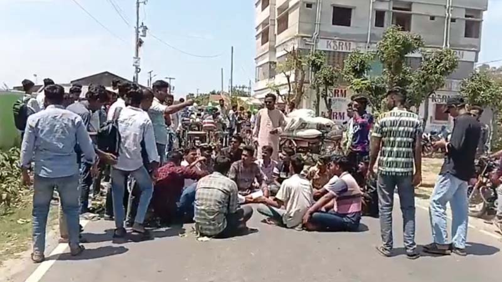 সরকারি কলেজে অনিয়মের বিরুদ্ধে সড়ক অবরোধ, কলেজ গেটে তালা