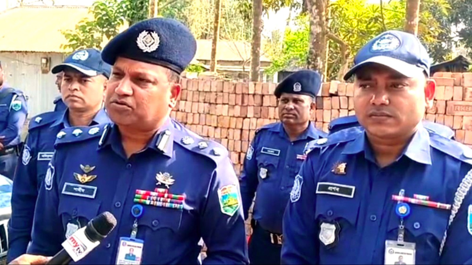 ঈশ্বরদীতে সরিষাক্ষেতে নাতনির ও উঠানে দাদির মরদেহ, হত্যার ক্লু হাতে পেয়েছে পুলিশ