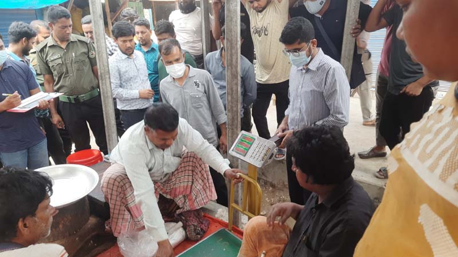 পুঠিয়ায় বেশি দামে মাংস বিক্রির দায়ে অর্থদণ্ড