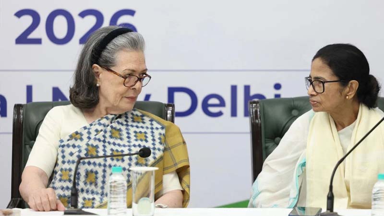 ‘বাড়ি থেকে বেরোতে পারছি না, কিছু করুন’, দিল্লিতে ‘ইন্ডি’ বৈঠকে কাতর আর্তি মমতার