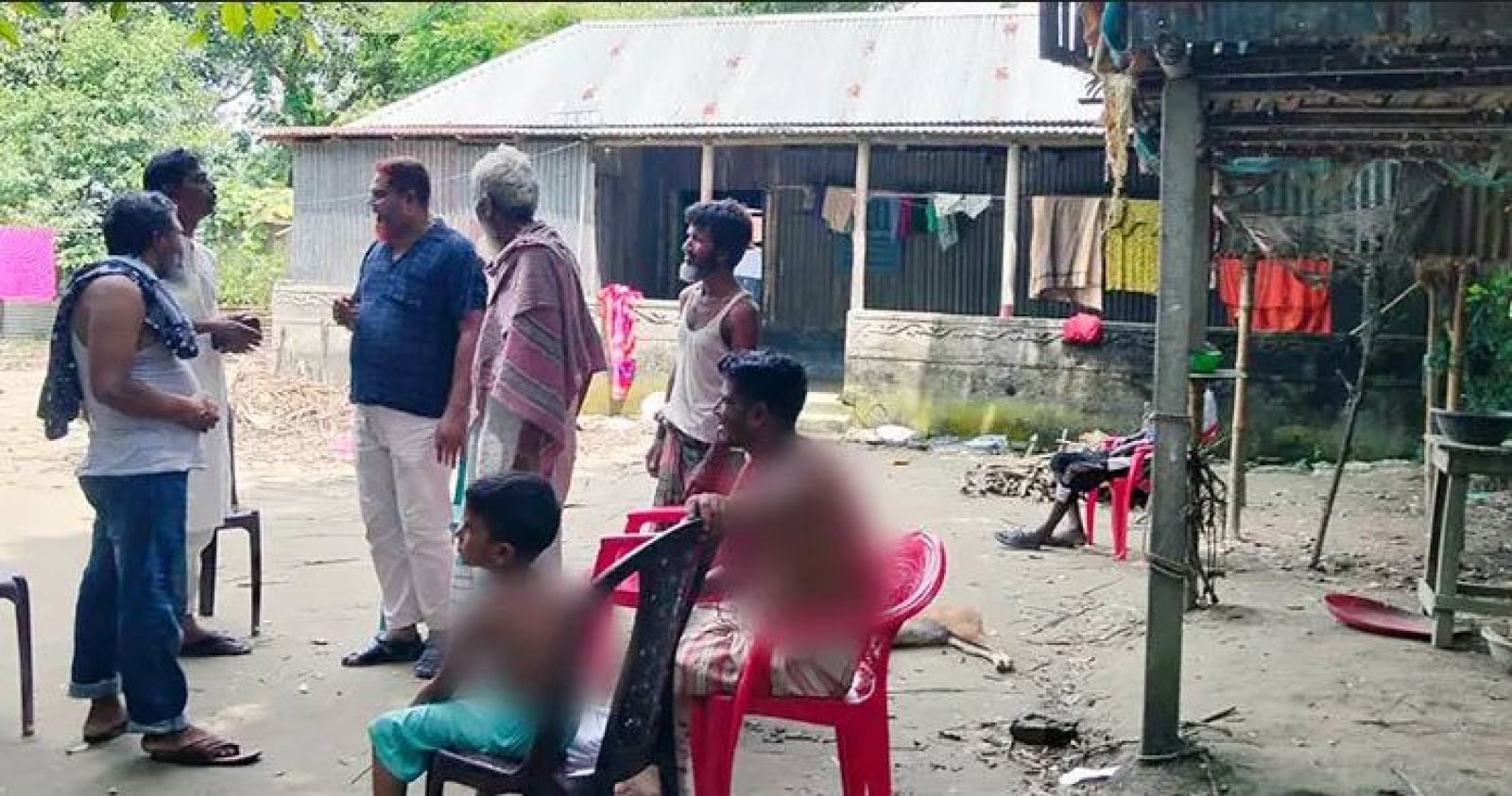 বাসি তরকারি দিয়ে ভাত খেয়ে গৃহবধূর মৃত্যু, অসুস্থ স্বামী-মেয়ে-জামাই