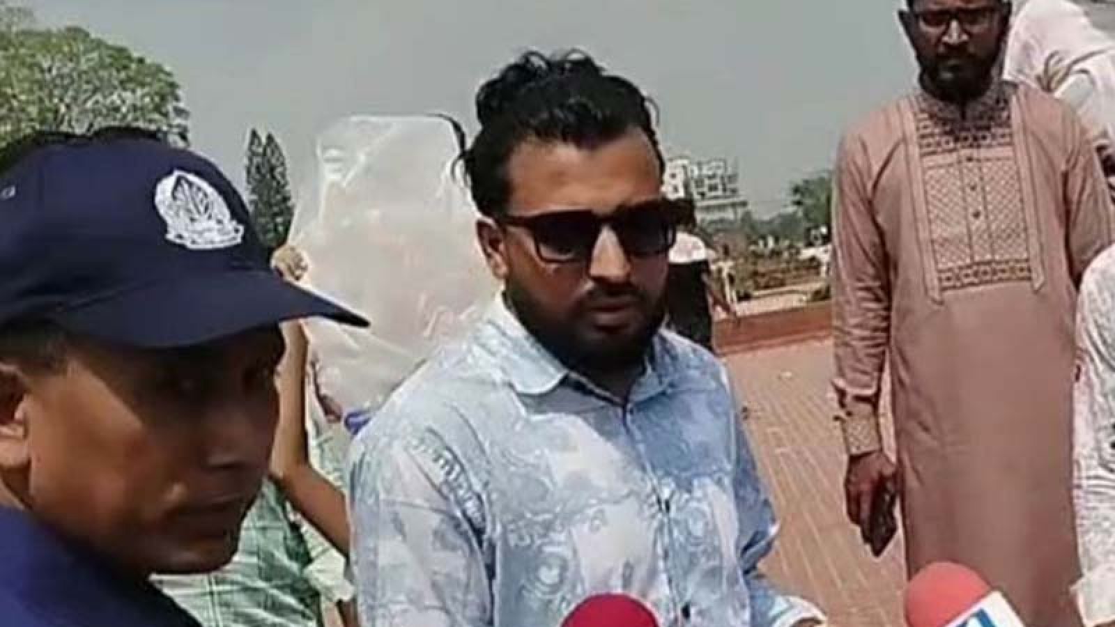জাতীয় স্মৃতিসৌধে আ.লীগের পক্ষে ফুল দিতে এসে আটক ৩
