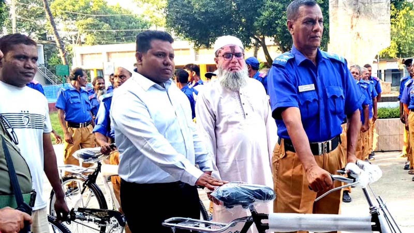 আত্রাইয়ে ৬৮ গ্রাম পুলিশের হাতে বাইসাইকেল তুলে দিল প্রশাসন
