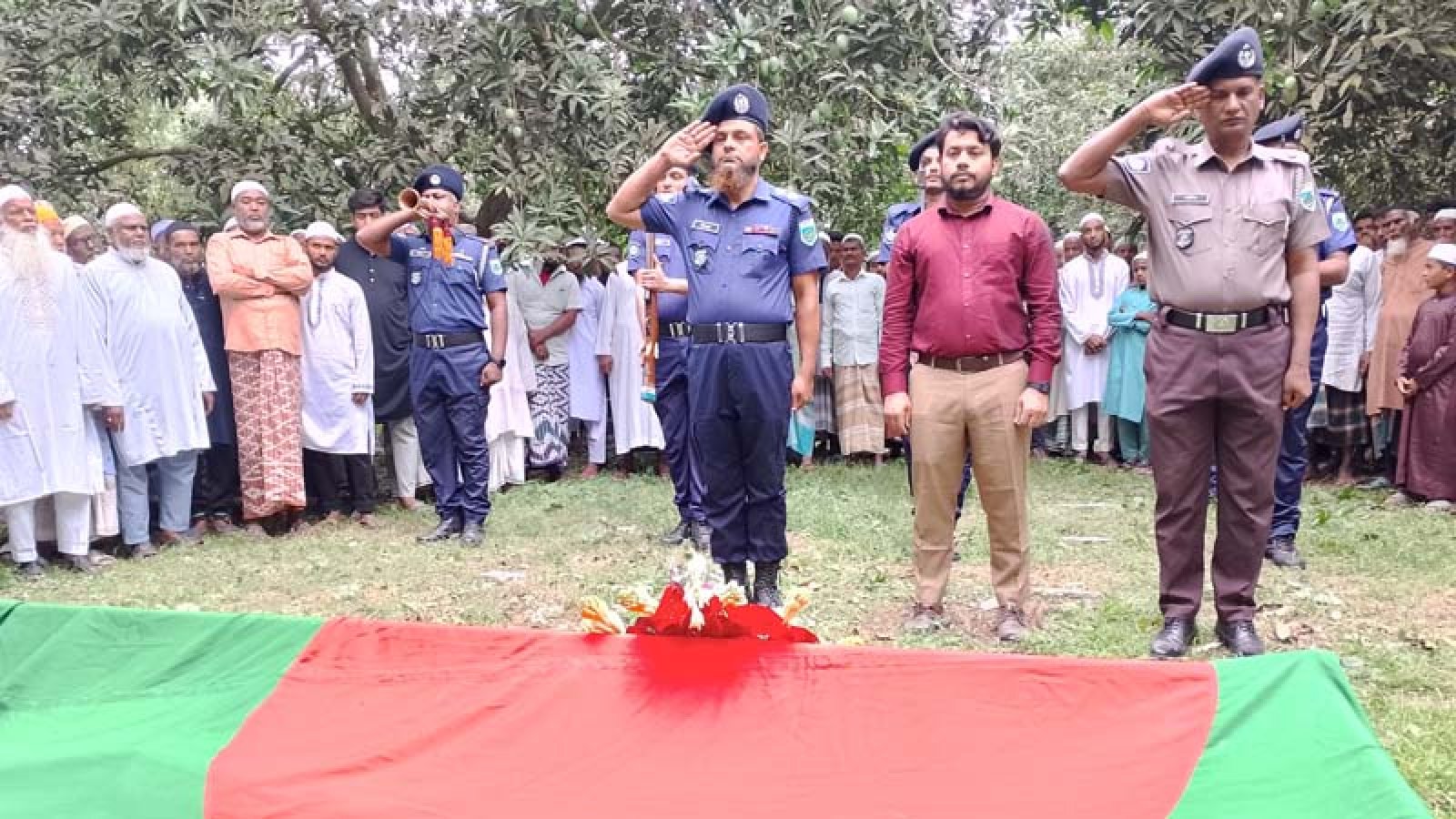 ভোলাহাটে রাষ্ট্রীয় মর্যাদায় বীর মুক্তিযোদ্ধা কুদ্দুসের দাফন সম্পন্ন