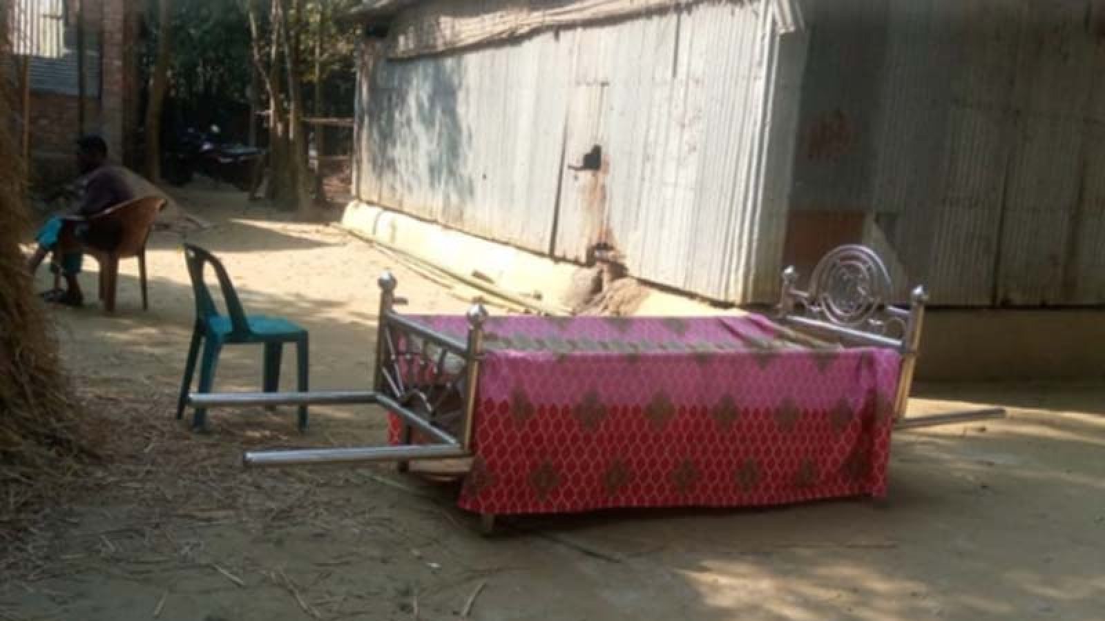 সম্পত্তির বিরোধে বাবাকে দাফনে বাধা, ৩০ ঘণ্টা পর হল সমঝোতা