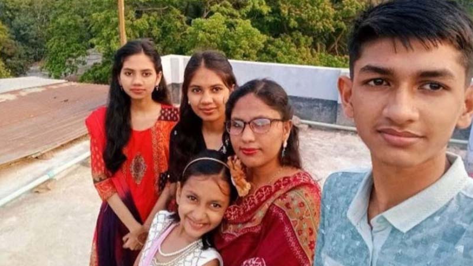 বিদ্যুৎস্পৃষ্টে বাবা, ঘাতকের হাতে মা ও তিন মেয়ের মৃত্যুতে শেষ একটি পরিবার
