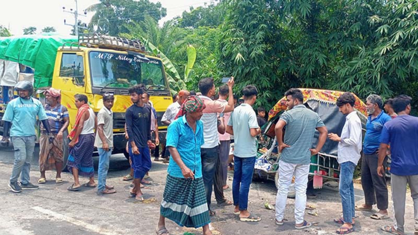ইজিবাইক-ট্রাক সংঘর্ষে শিশুসহ নিহত ৩