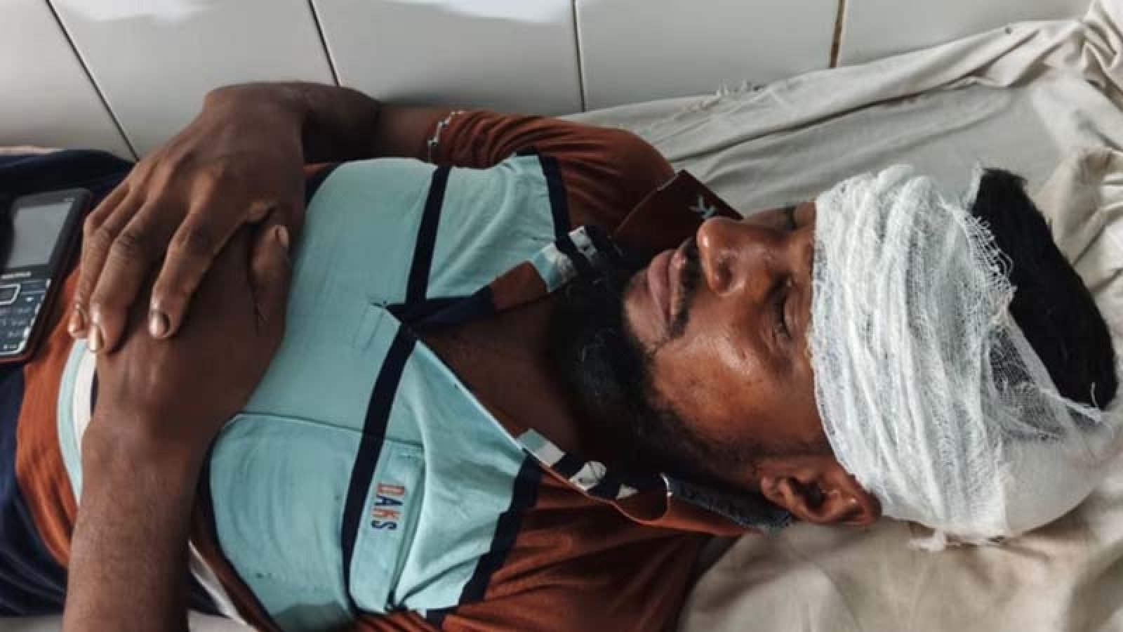 সাপাহারে তুচ্ছ ঘটনায় দম্পতি কে পিটিয়ে জখম