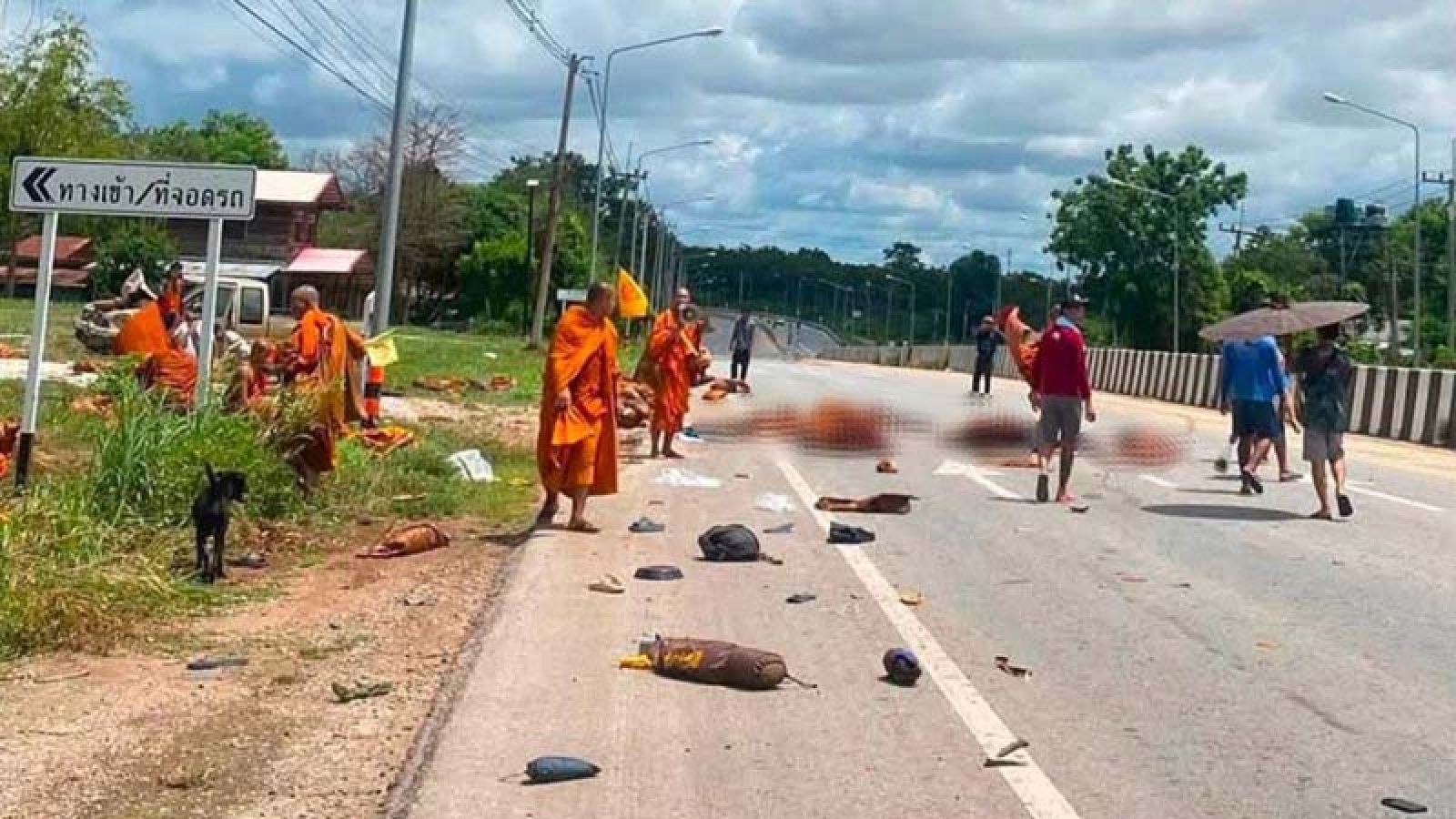 পিকআপের ধাক্কায় থাইল্যান্ডে ৮ বৌদ্ধ ভিক্ষু নিহত, চালক ১১ বছরের শিশু