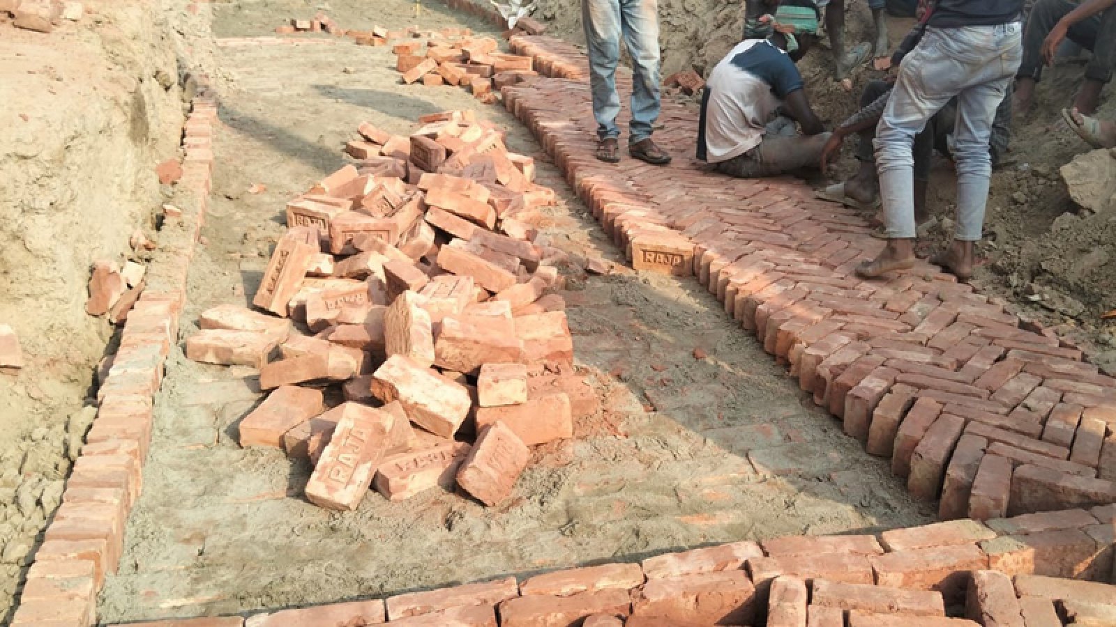 মহাদেবপুরে কোটি টাকার রাস্তা নির্মাণে নিম্নমানের সামগ্রী