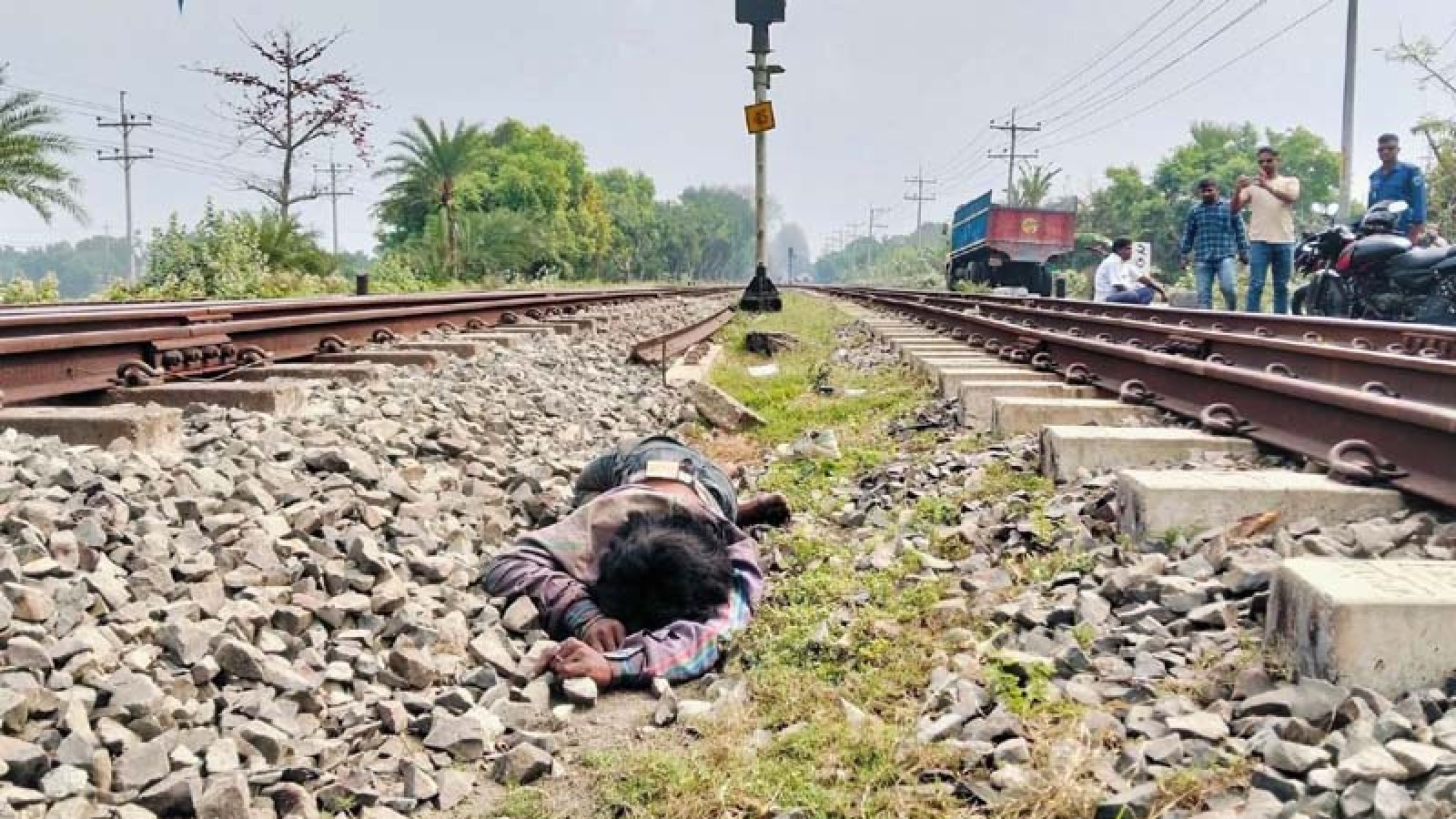 পাবনায় পানিতে ডুবে ও ট্রেনে কাটা পড়ে শিশুসহ ২ জনের মৃত্যু