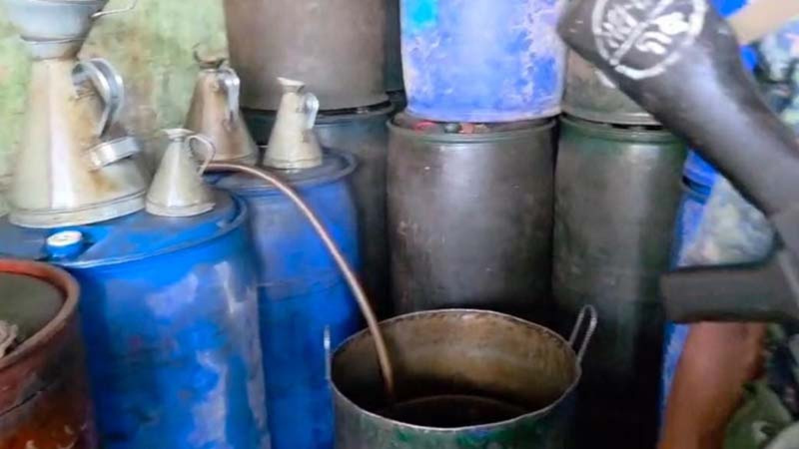 পাবনায় এবার গোয়ালঘর থেকে দেড় হাজার লিটার জ্বালানি তেল জব্দ