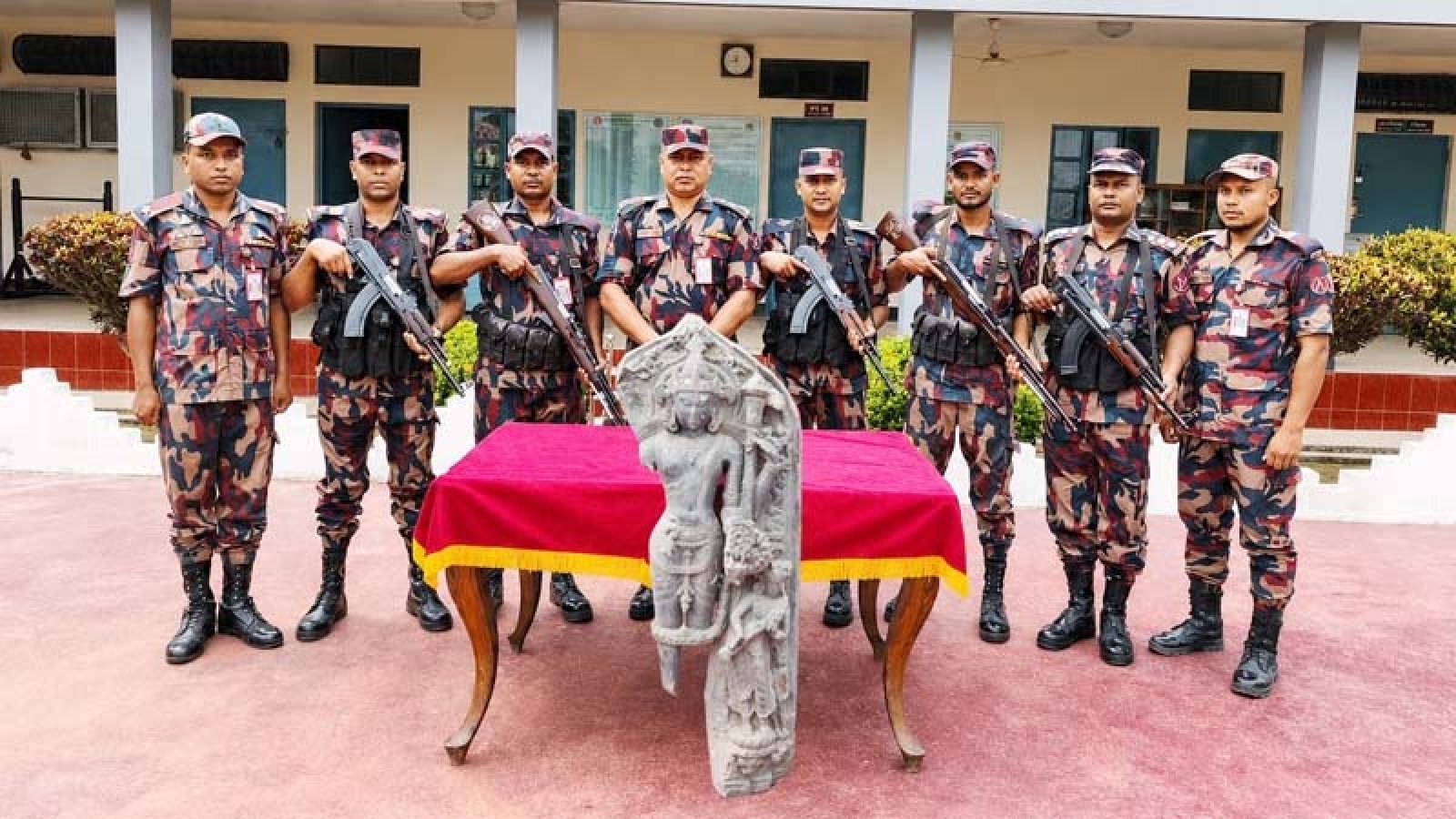নওগাঁ সীমান্তে বিজিবির কষ্টি পাথরের বিষ্ণু মূর্তি উদ্ধার