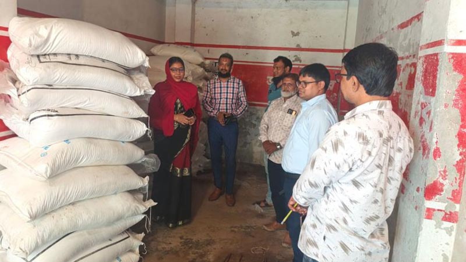 নওগাঁয় সার ব্যবস্থাপনায় অনিয়মের বিরুদ্ধে অভিযান, ১৮টি মামলা দায়ের