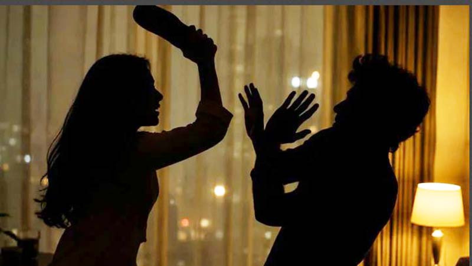 অভিনেতাকে জুতাপেটা করলেন অভিনেত্রী!