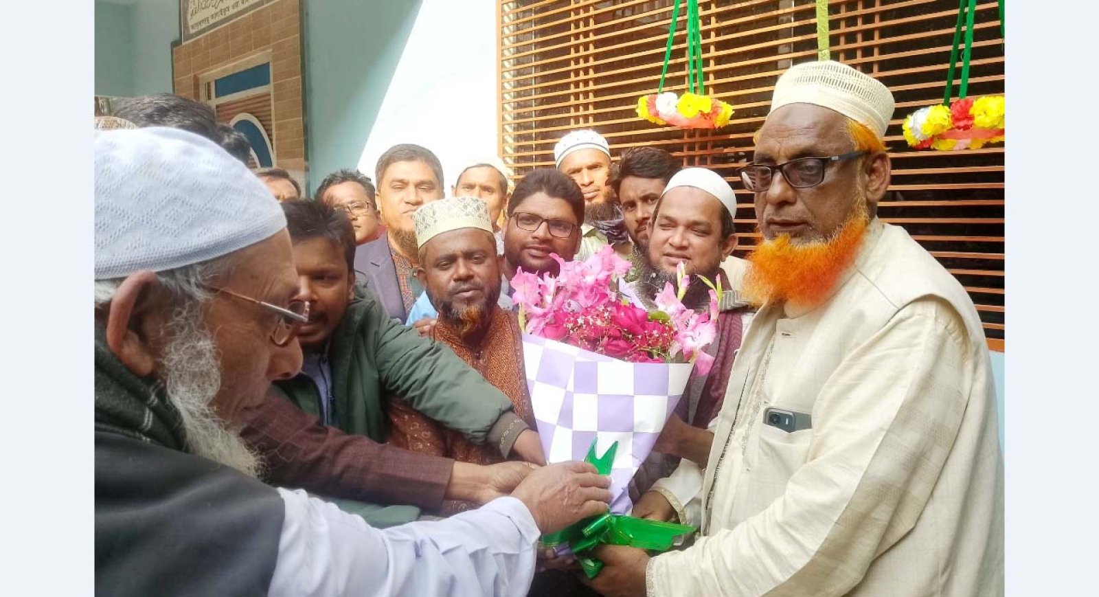 ধামইরহাটে নব নির্বাচিত এম.পি ইঞ্জিনিয়ার এনামুল হকের বাড়িতে নেতাকর্মীদের ঢল