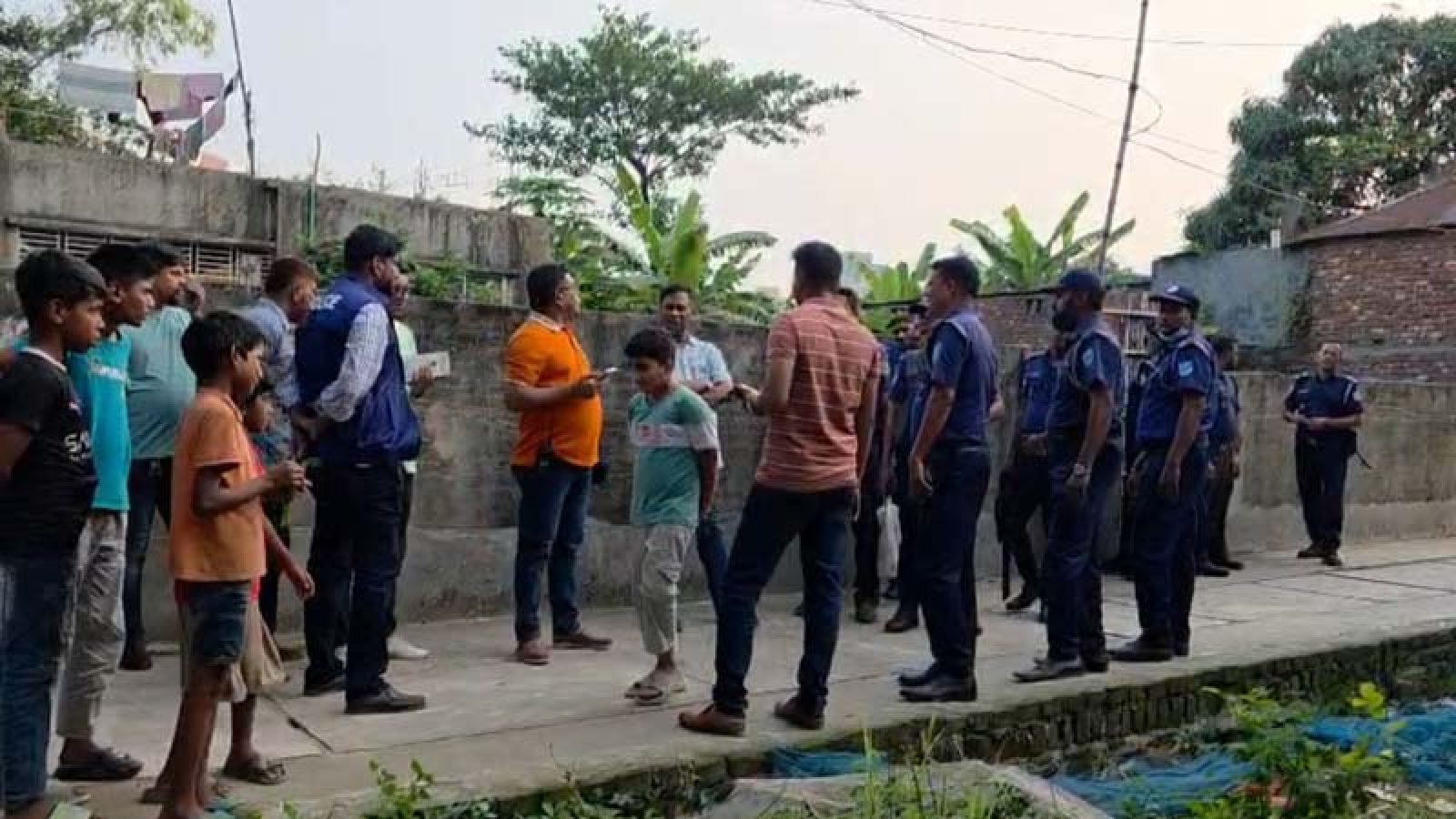 এবার পুলিশের কাছ থেকে হ্যান্ডকাফসহ ৫ আসামি ছিনতাই