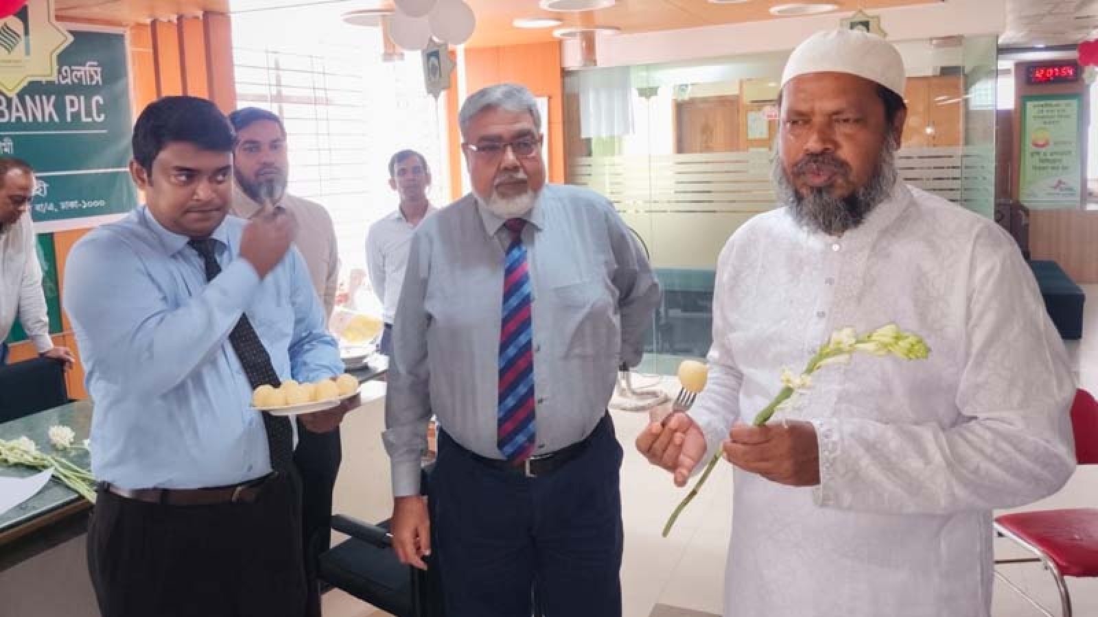 দীর্ঘ অপেক্ষার পর নিজের টাকা হাতে, ফিরছে আমানতকারীদের স্বস্তি