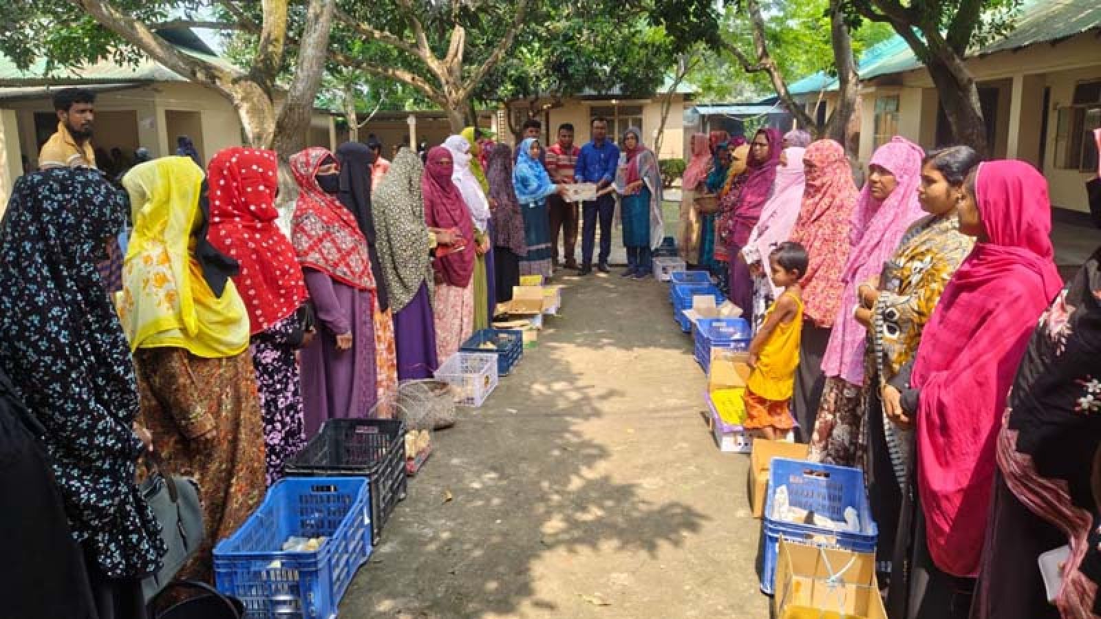 ব্র্যাকের ৮৯ সদস্যের মাঝে ১০টি করে মুরগির বাচ্চা বিতরণ