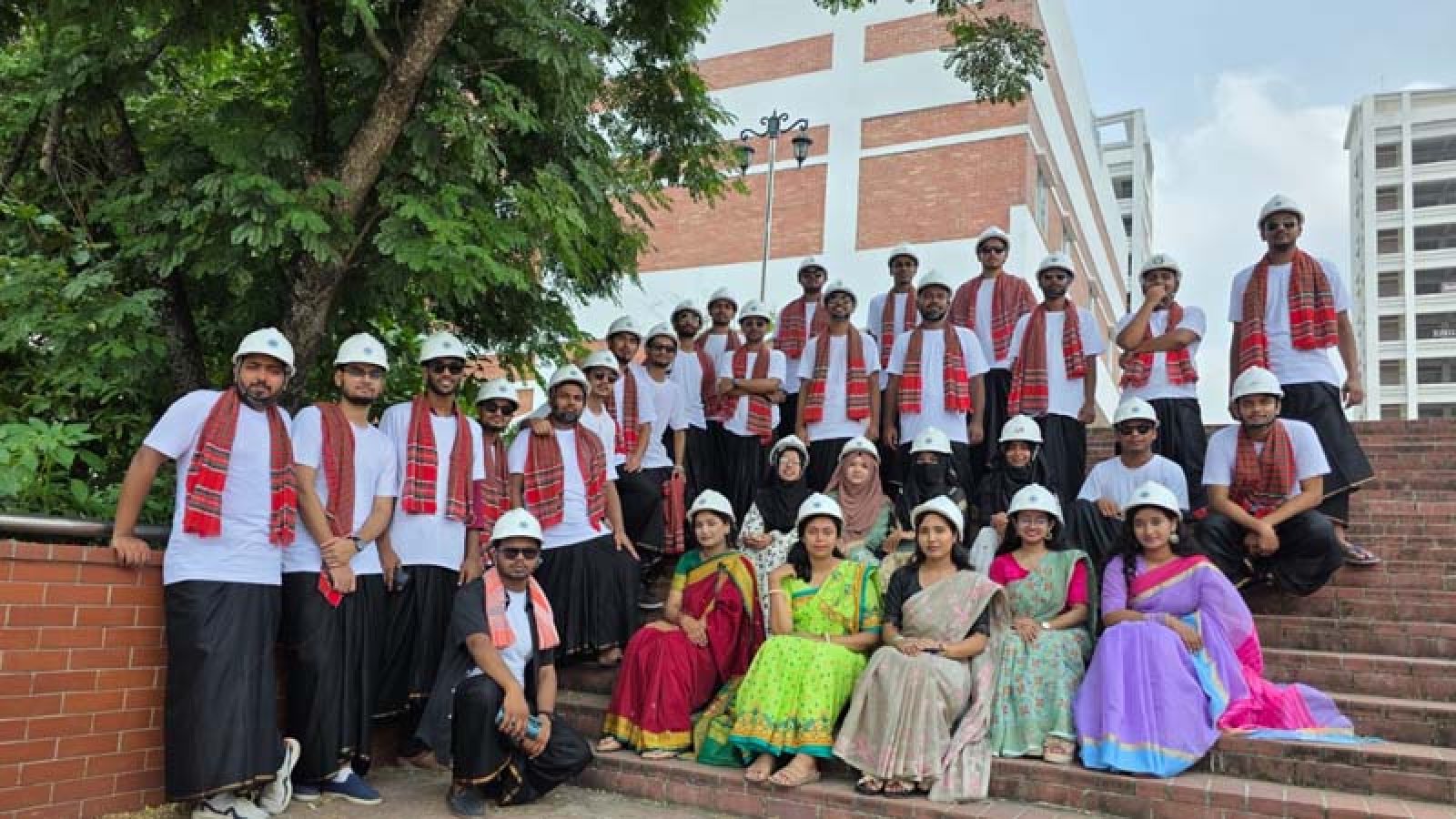 লুঙ্গি-গেঞ্জি গামছা আর মাথায় হেলমেট পড়ে শেষ ক্লাস উদযাপন শিক্ষার্থীদের