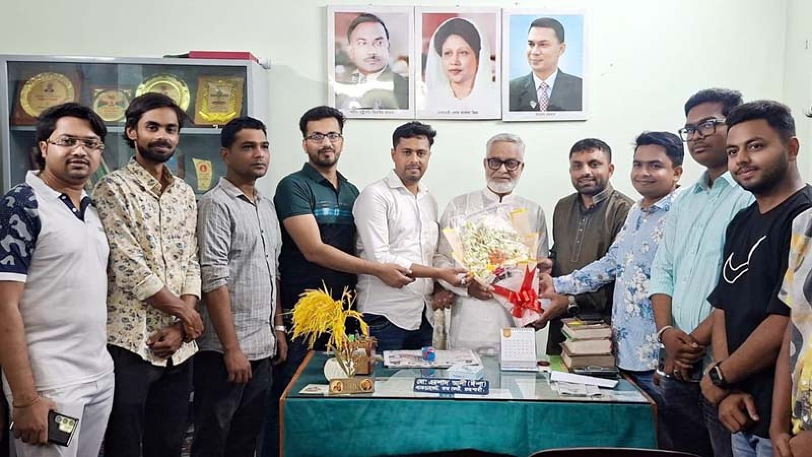 জেলা পরিষদ প্রশাসককে ছাত্রদলের ফুলেল শুভেচ্ছা