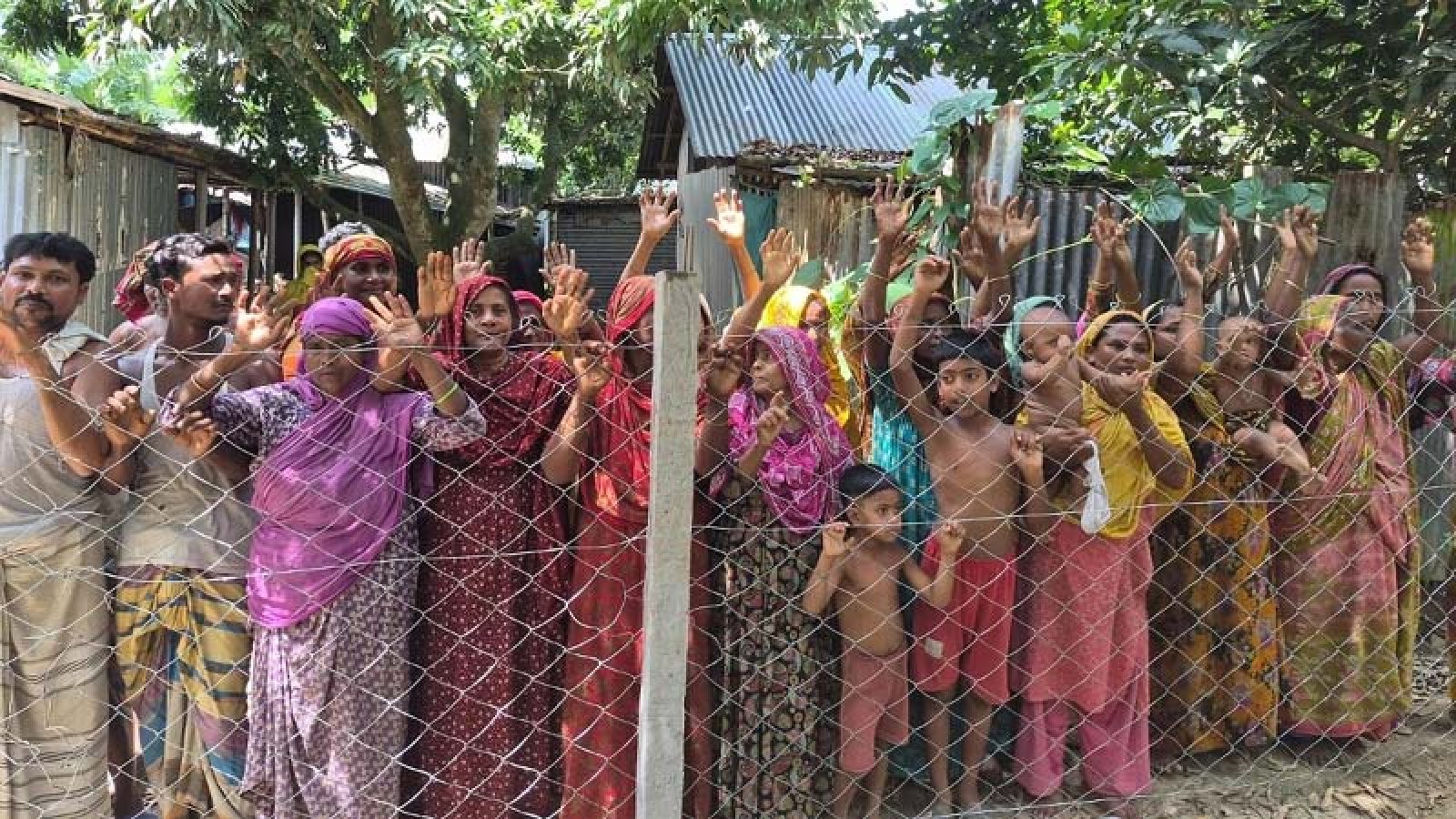নাটোরে ৩৫ পরিবার অবরুদ্ধ, তিনদিন পর পথ খুললেন ইউএনও