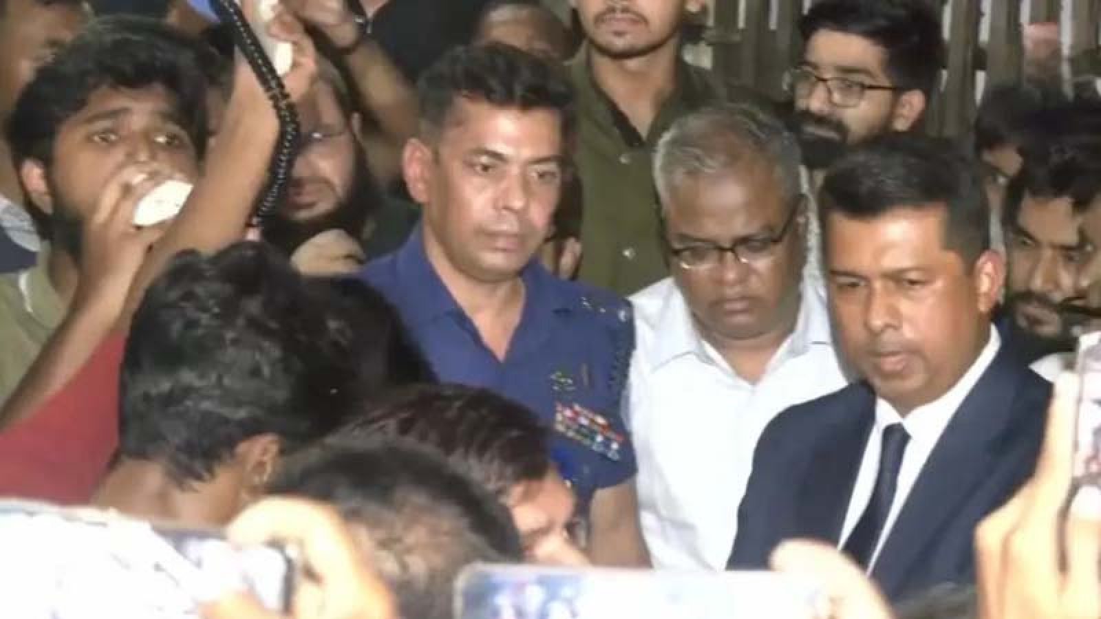 চুয়েটে না ফেরার শর্তে পুলিশি পাহারায় ক্যাম্পাস ছাড়লেন ভিসি