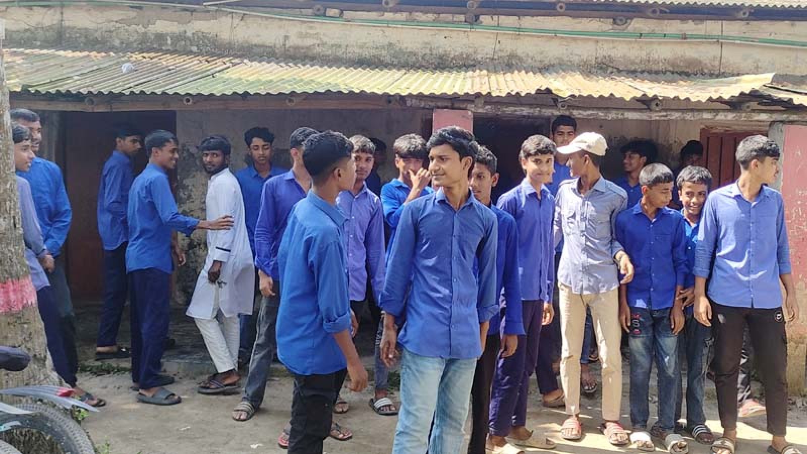 পাহাড়পুর আদিবাসী উচ্চ বিদ্যালয়ে শ্রেণিকক্ষে বিষধর সাপ, আতঙ্কে শিক্ষার্থীরা