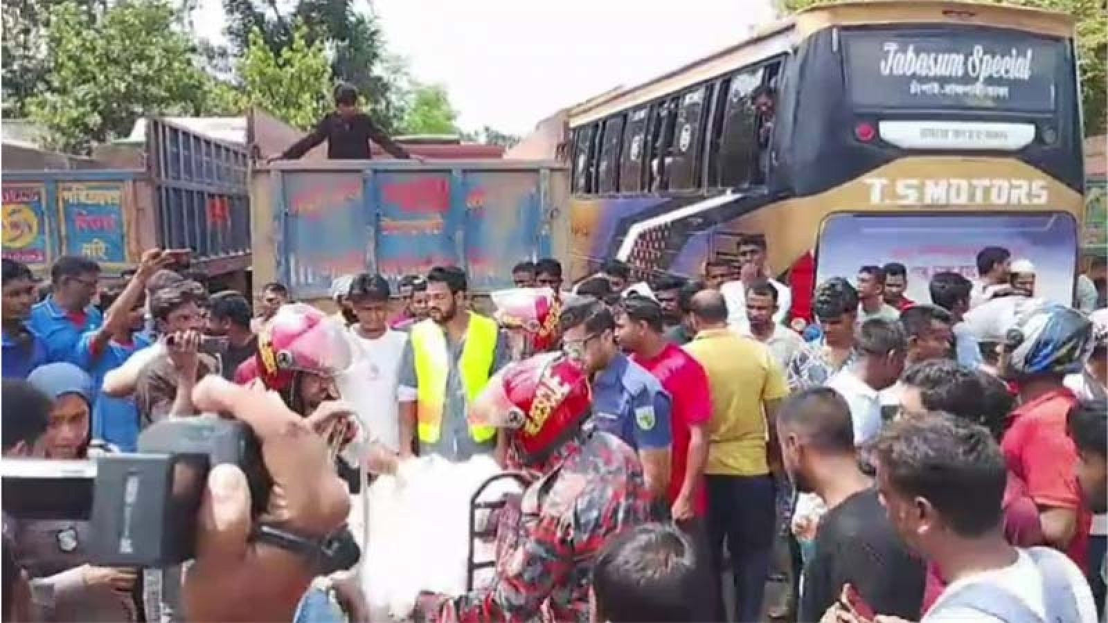 নাটোরে বাসচাপায় ভ্যান চালকসহ নিহত ২