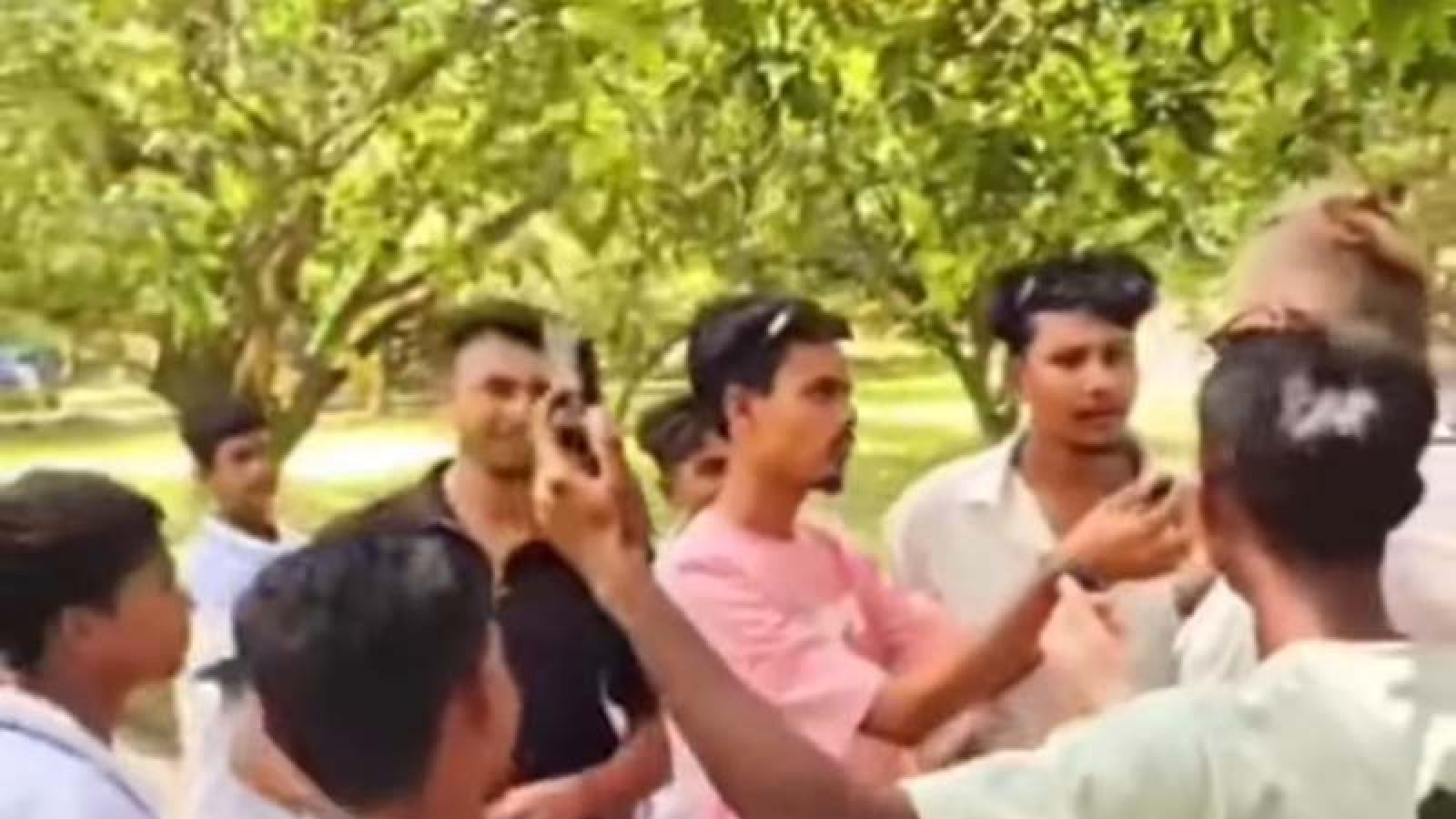 নাটোরে বিদেশিকে হেনস্তার ভিডিও ভাইরাল, সমালোচনার ঝড়
