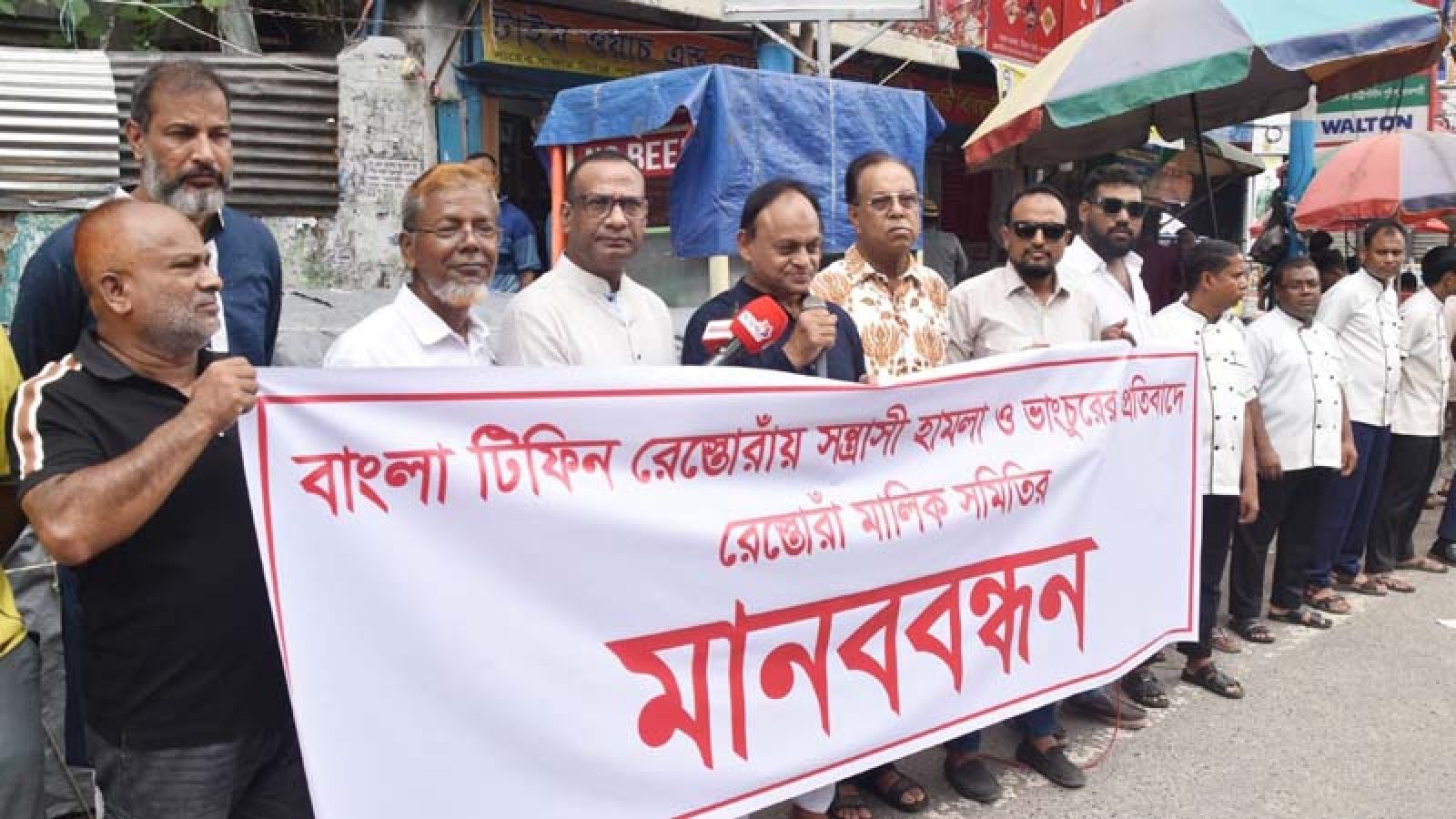 রাজশাহীতে রেস্তোরাঁয় হামলা চালিয়ে ভাঙচুর, ককটেল বিস্ফোরণে পুলিশ আহত