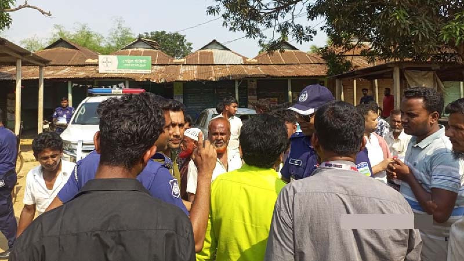 মুরগির বিষ্ঠার ভাগ নিয়ে বিএনপি-জামায়াতে দ্বন্দ্ব, হামলা-‘লুটপাট’