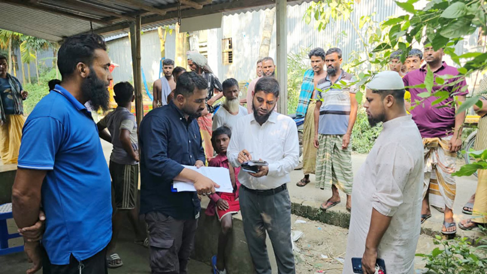 সাঁথিয়ায় অবৈধভাবে মজুদ ১৩৪ বস্তা সার উদ্ধার ও জরিমানা
