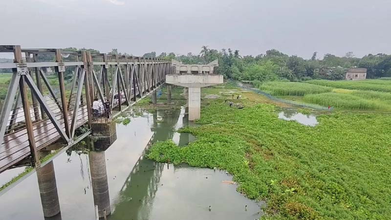 পাগলা নদীর ওপর নির্মাণাধীন ব্রীজের কাজ বন্ধ, দূর্ভোগে লাখো মানুষ