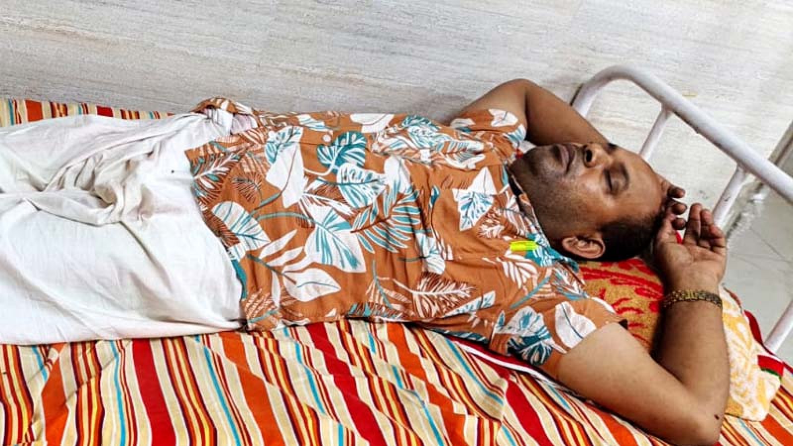 বগুড়ায় পুলিশের এসআইকে ছুরিকাঘাত করে মামলার নথিপত্র ছিনতাই