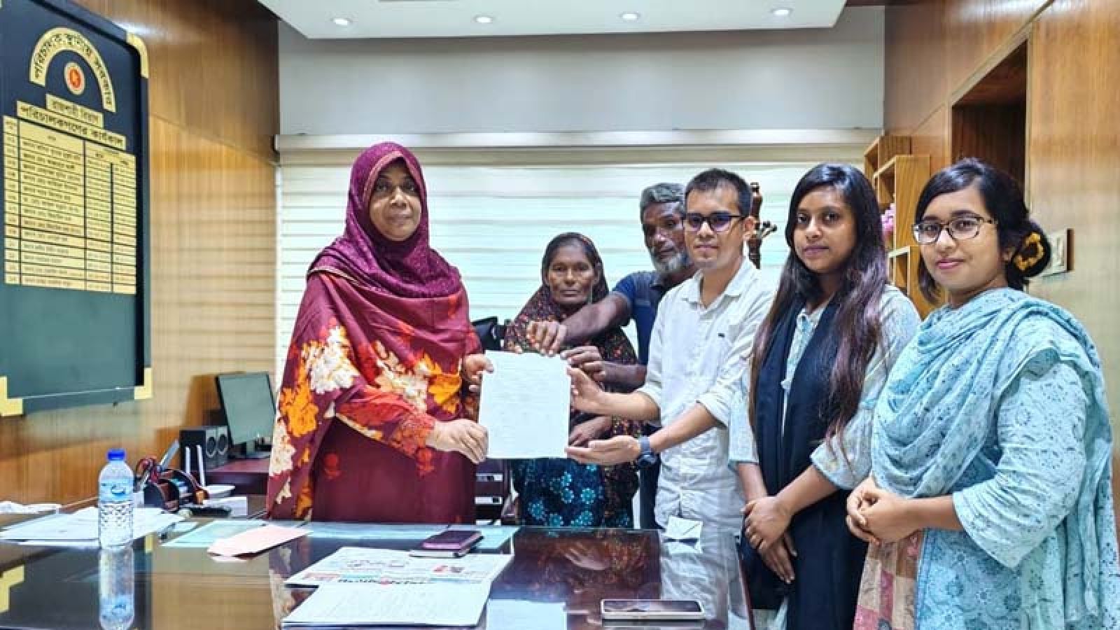 রাজশাহীর সকল বস্তিবাসীর পুনর্বাসন ছাড়া বস্তি উচ্ছেদ বন্ধের দাবিতে স্মারকলিপি প্রদান