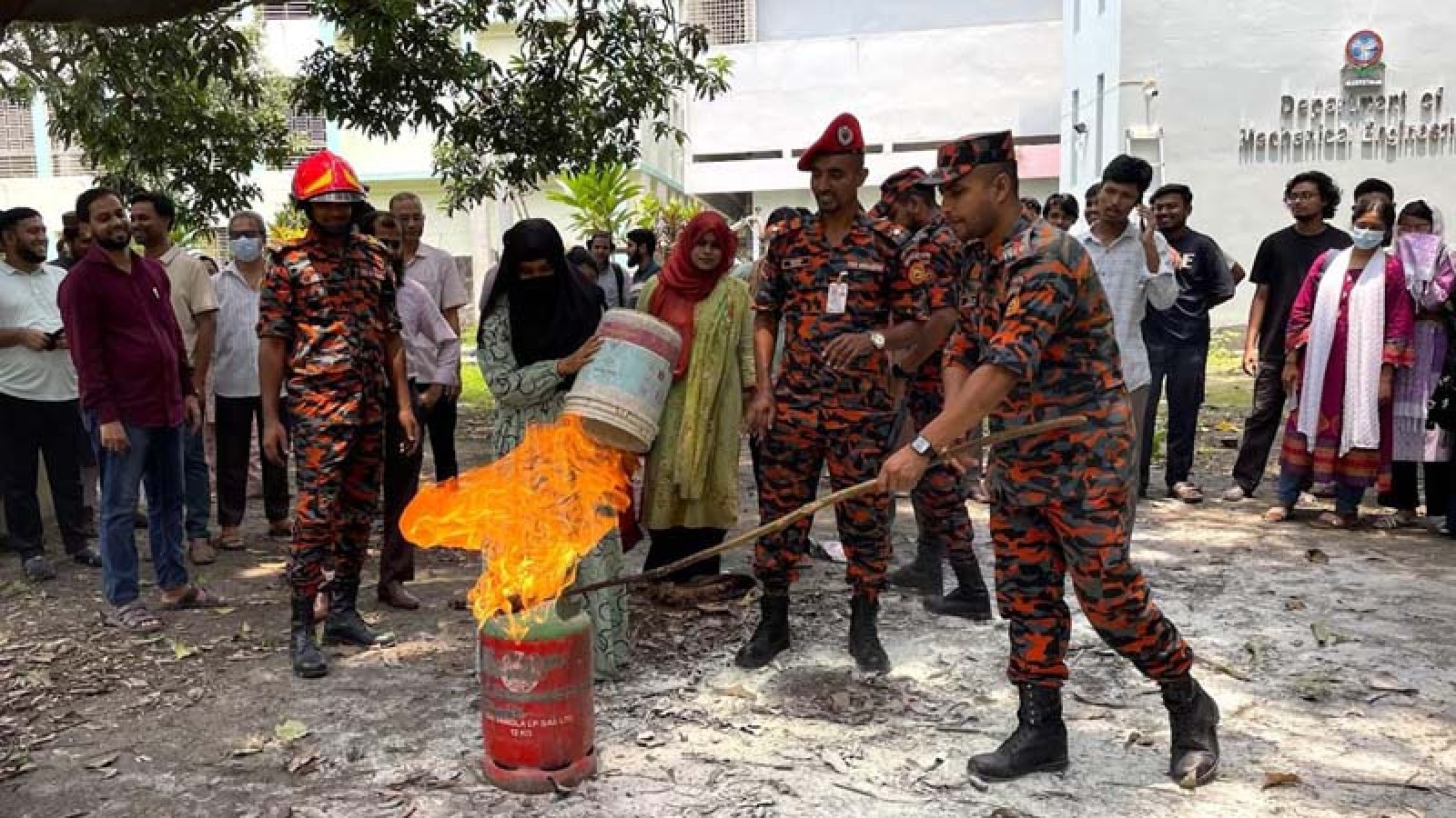 রুয়েটে ফায়ার সেফটি এডুকেশন বিষয়ক প্রশিক্ষণ অনুষ্ঠিত