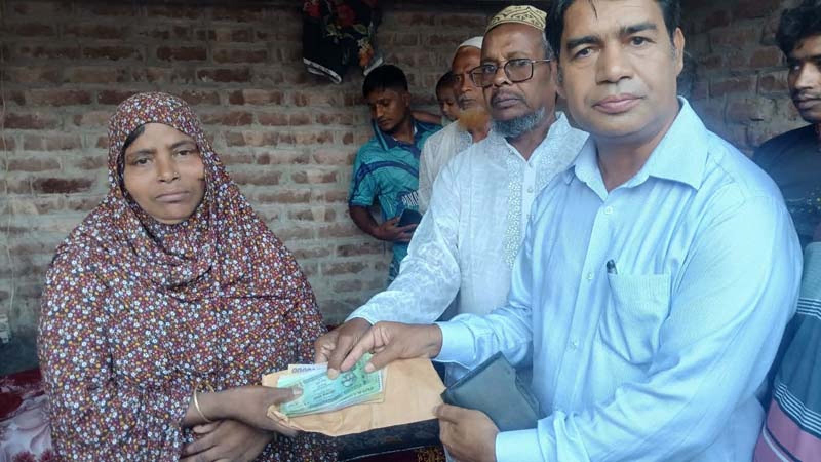 শিবগঞ্জে বজ্রপাতে ধান কাটা শ্রমিক নিহতের পরিবার পেলো আর্থিক সহায়তা