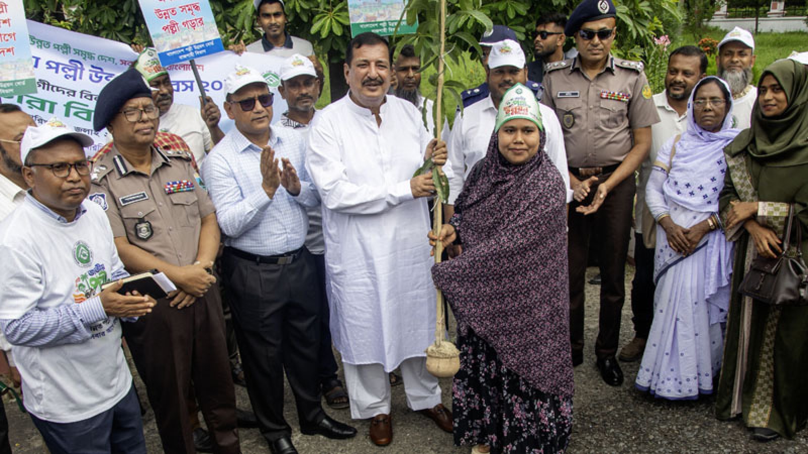 জাতীয় পল্লী উন্নয়ন দিবস উপলক্ষে রাজশাহীতে বর্ণাঢ্য র‌্যালি