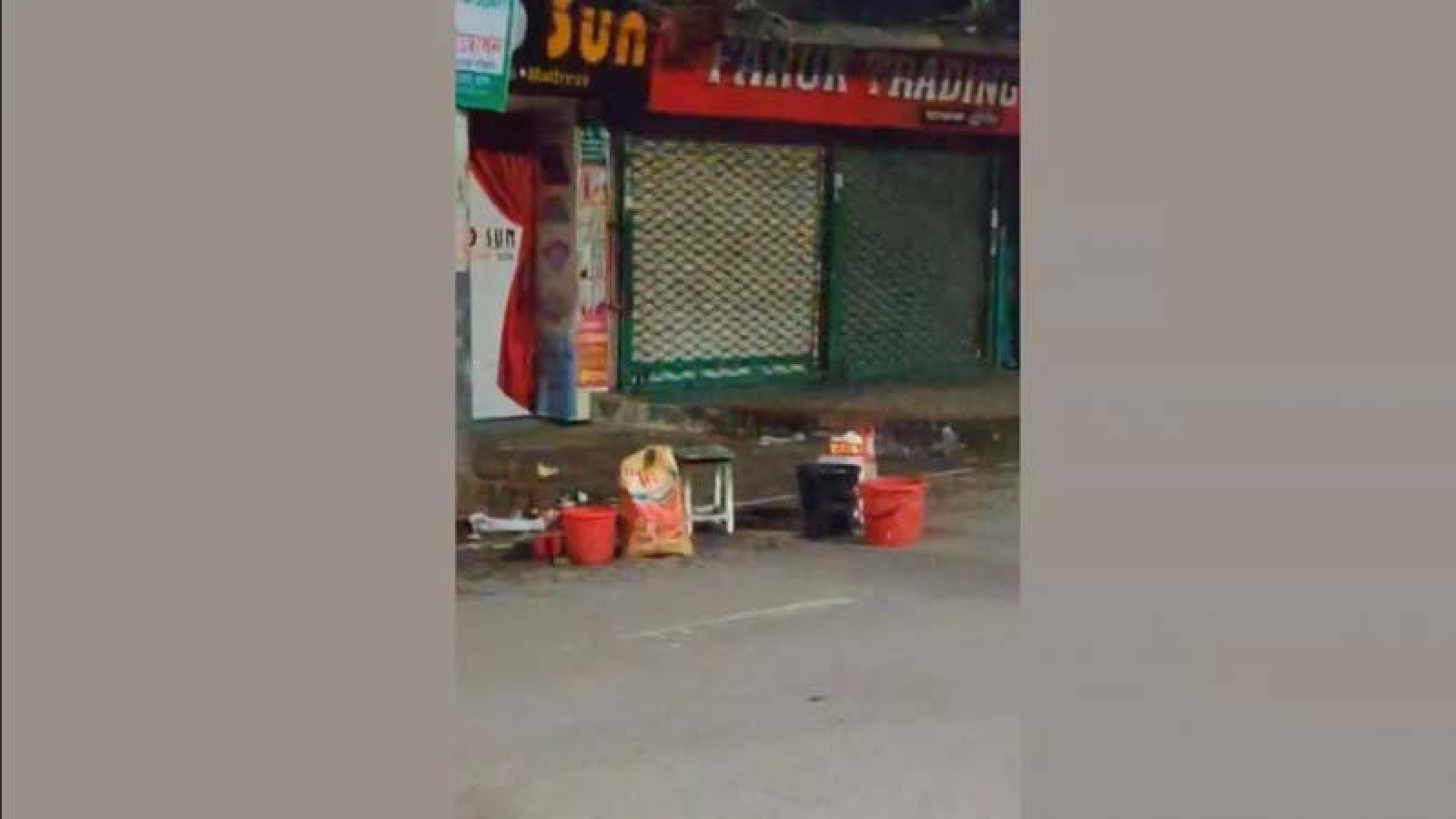নিউমার্কেট এলাকায় সড়কে একাধিক ‘ককটেল’