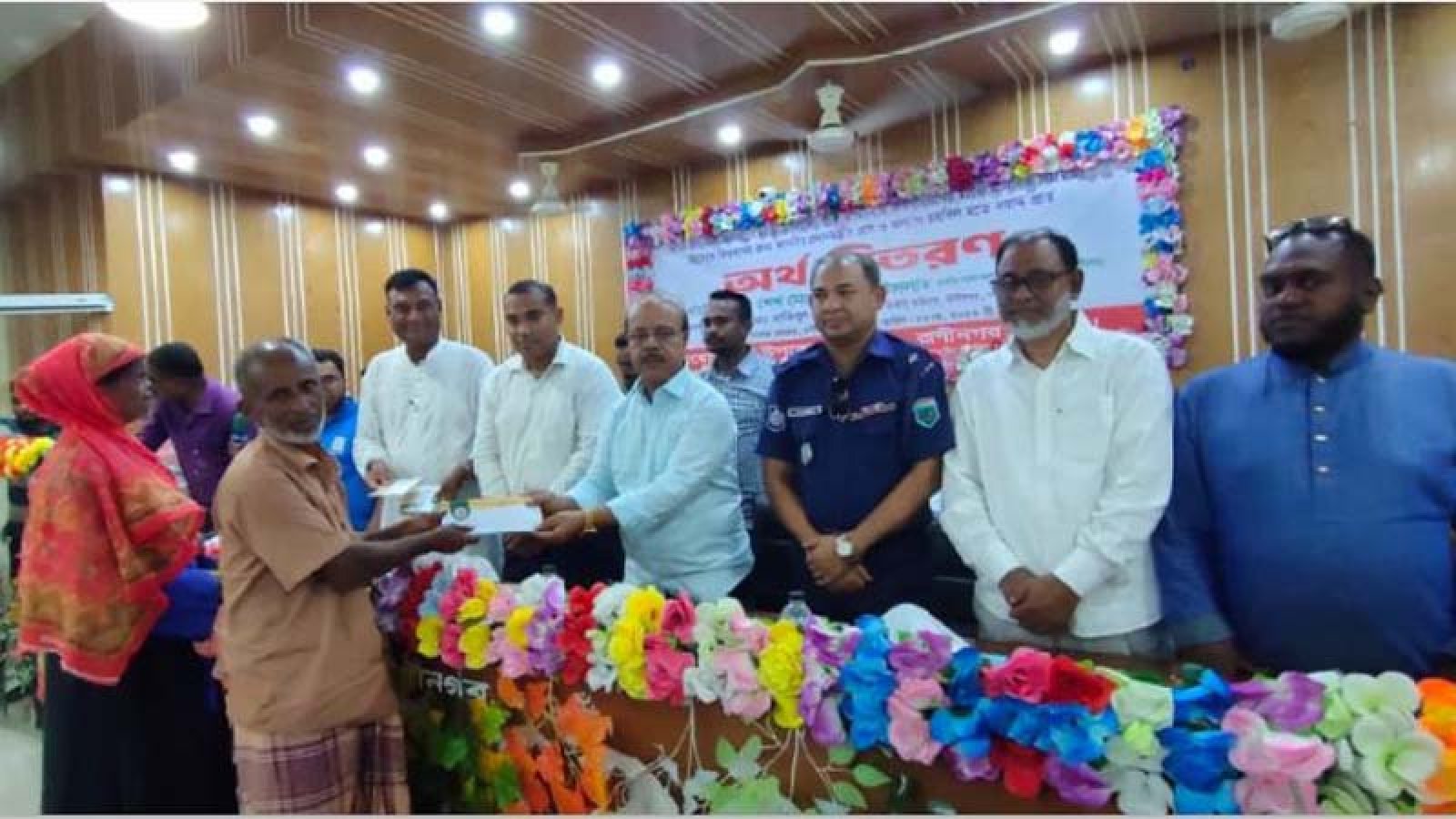রাণীনগরে প্রধানমন্ত্রীর উপহার বিতরণ