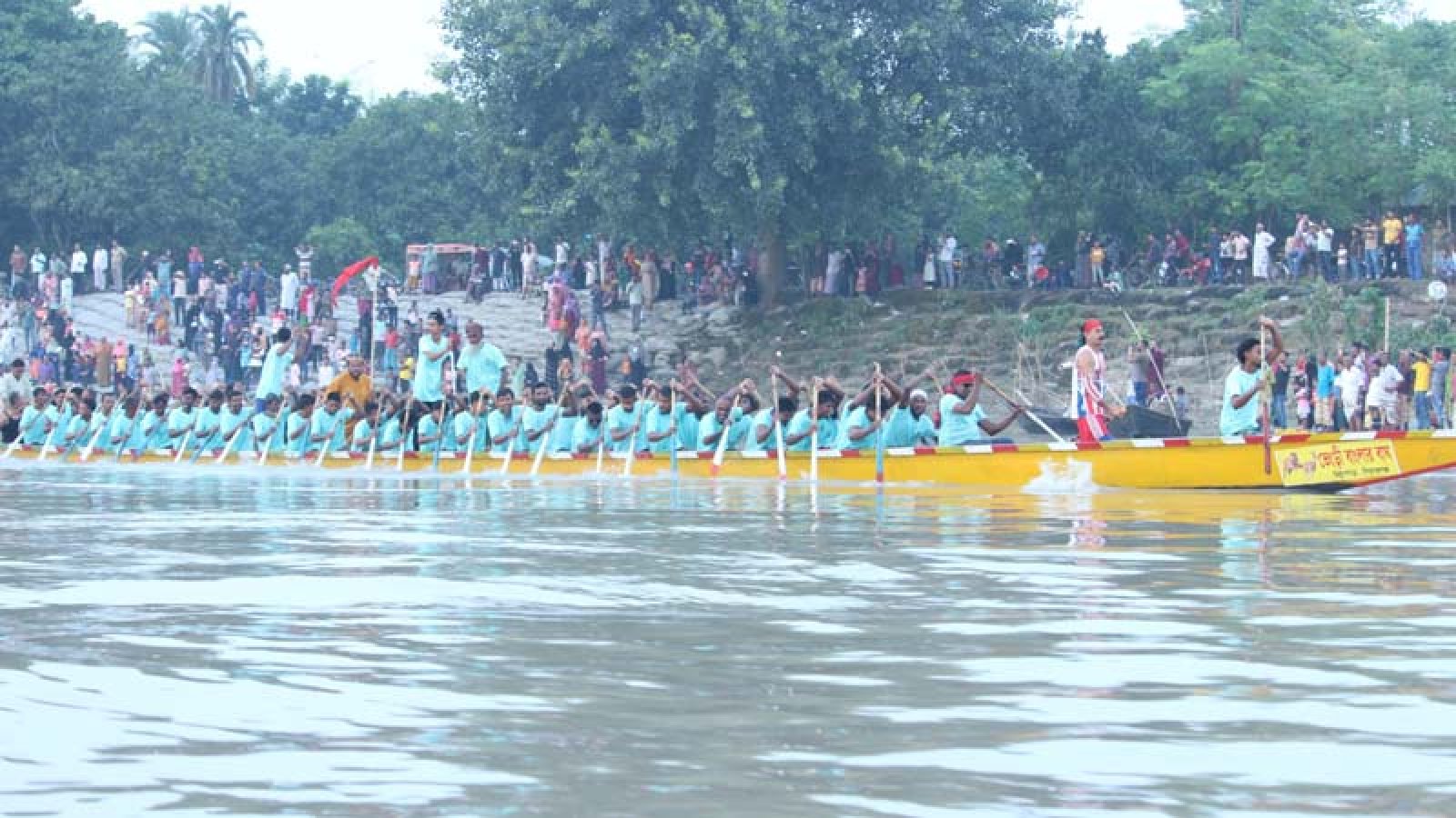 বাঘায় নৌকা বাইচে লাখ টাকার পুরস্কার জিতলেন বাংলার বাঘের পরিচালক হুমায়ন