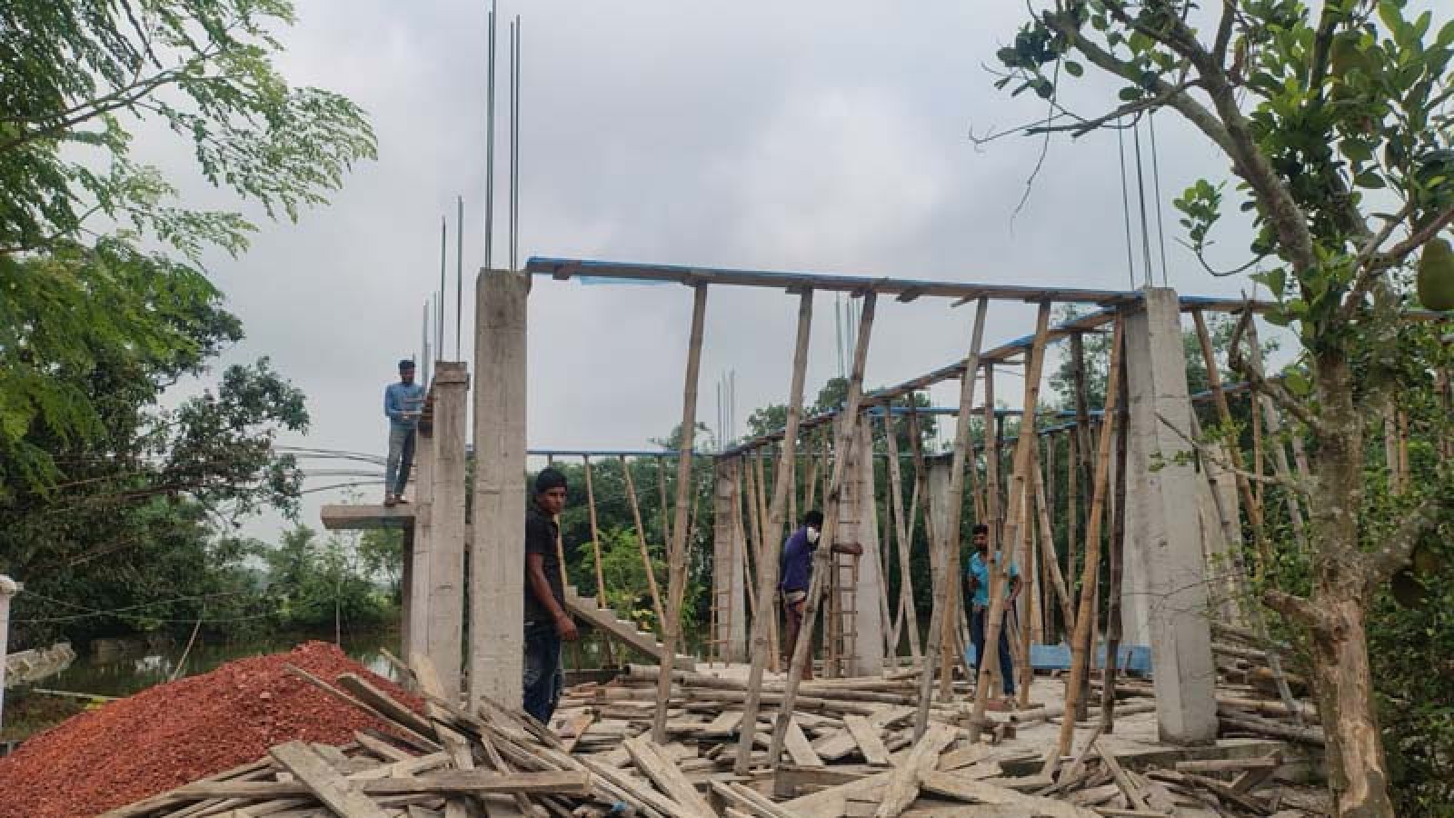 নাচোলে সরকারি খাস পুকুর, রাস্তা ও ভূমিহীনের জমি দখল করে পাকা ইমারত নির্মাণের অভিযোগ