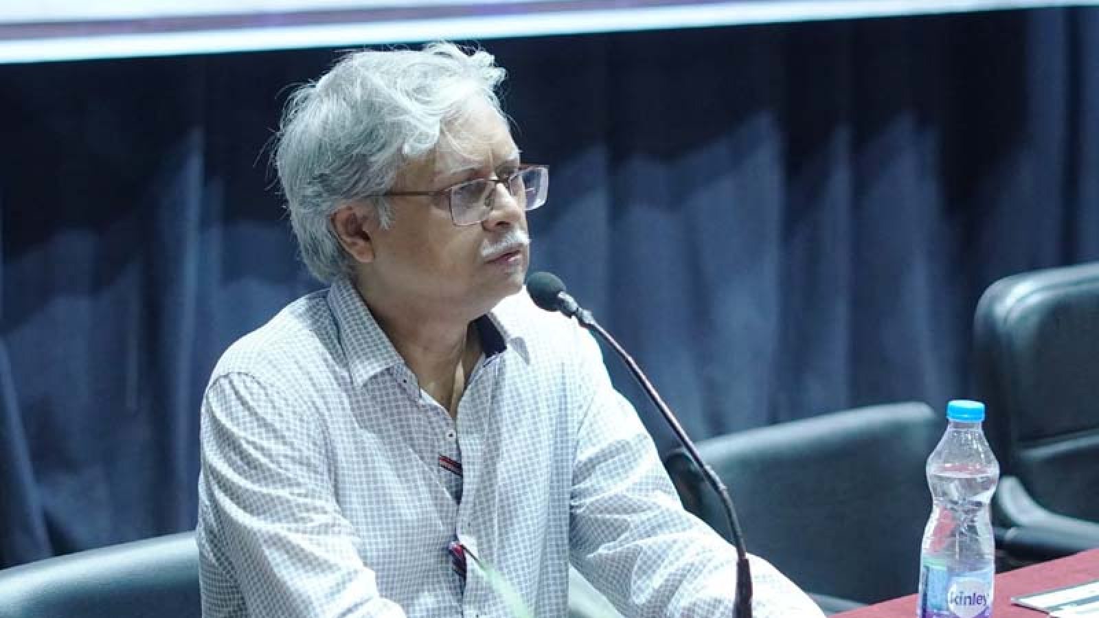 যখনই শুনবেন ‘পবিত্র সংবিধান’ নিয়ে কথা হচ্ছে, তখনই বুঝবেন ধান্দাবাজ : রাবির সাবেক উপাচার্য