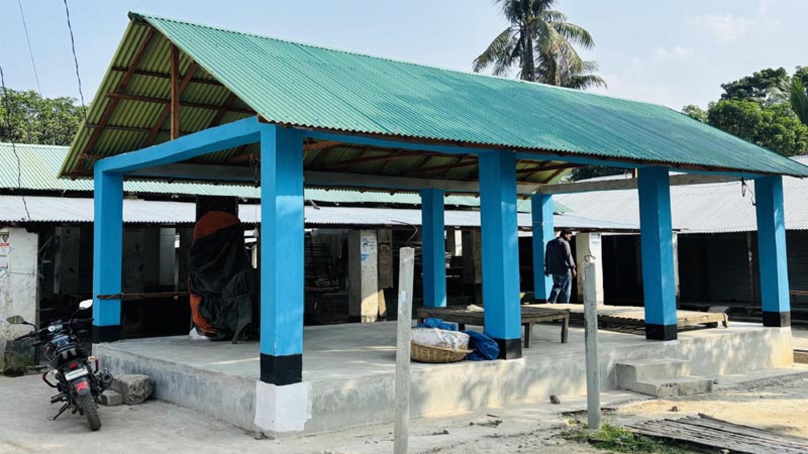 মান্দায় হাট উন্নয়নের নামে অর্থ নয়ছয়ের অভিযোগ