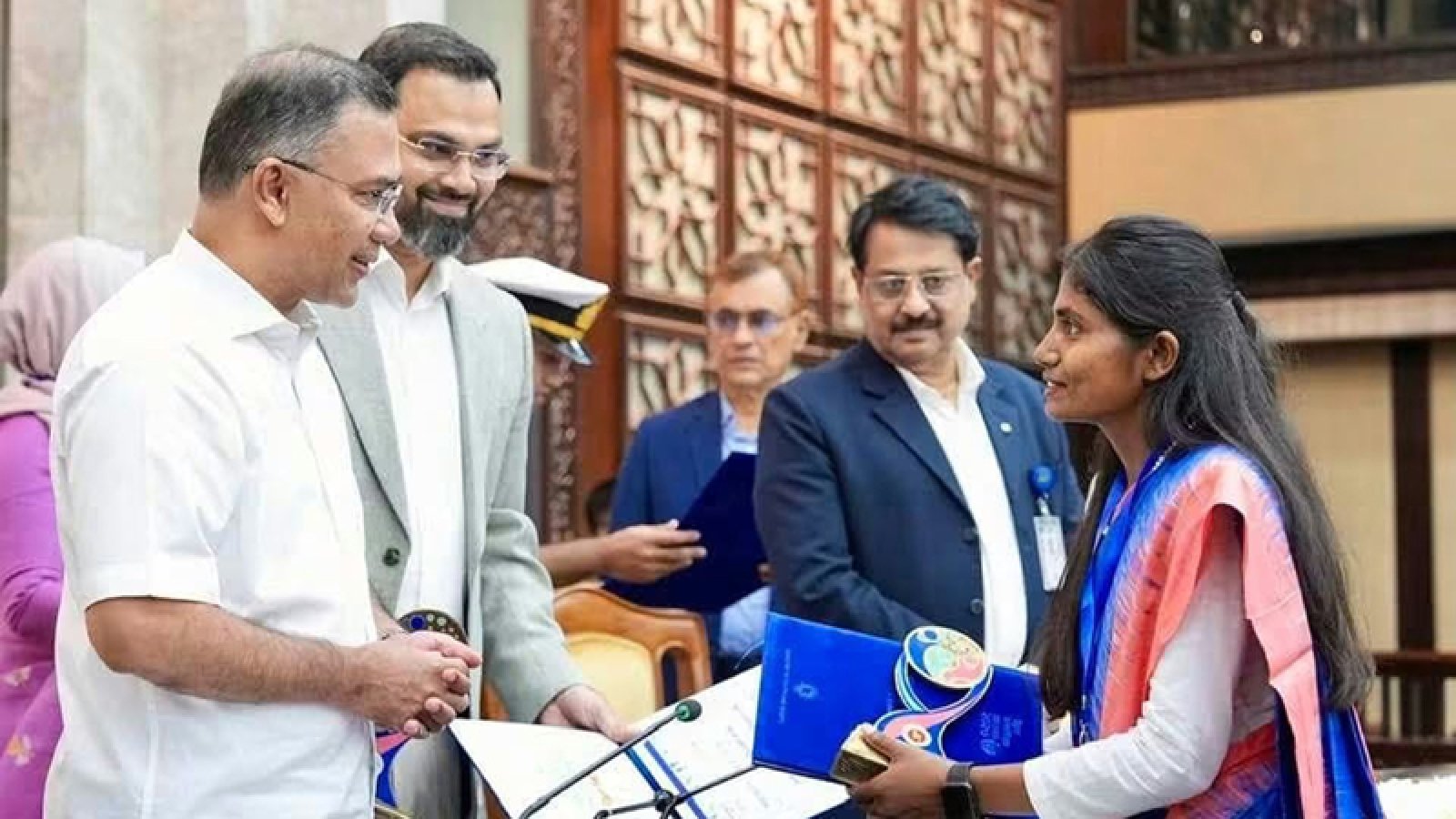 প্রধানমন্ত্রীর হাত থেকে পুরস্কার গ্রহণ, উপাচার্য ও উপ-উপাচার্যদের অভিনন্দন