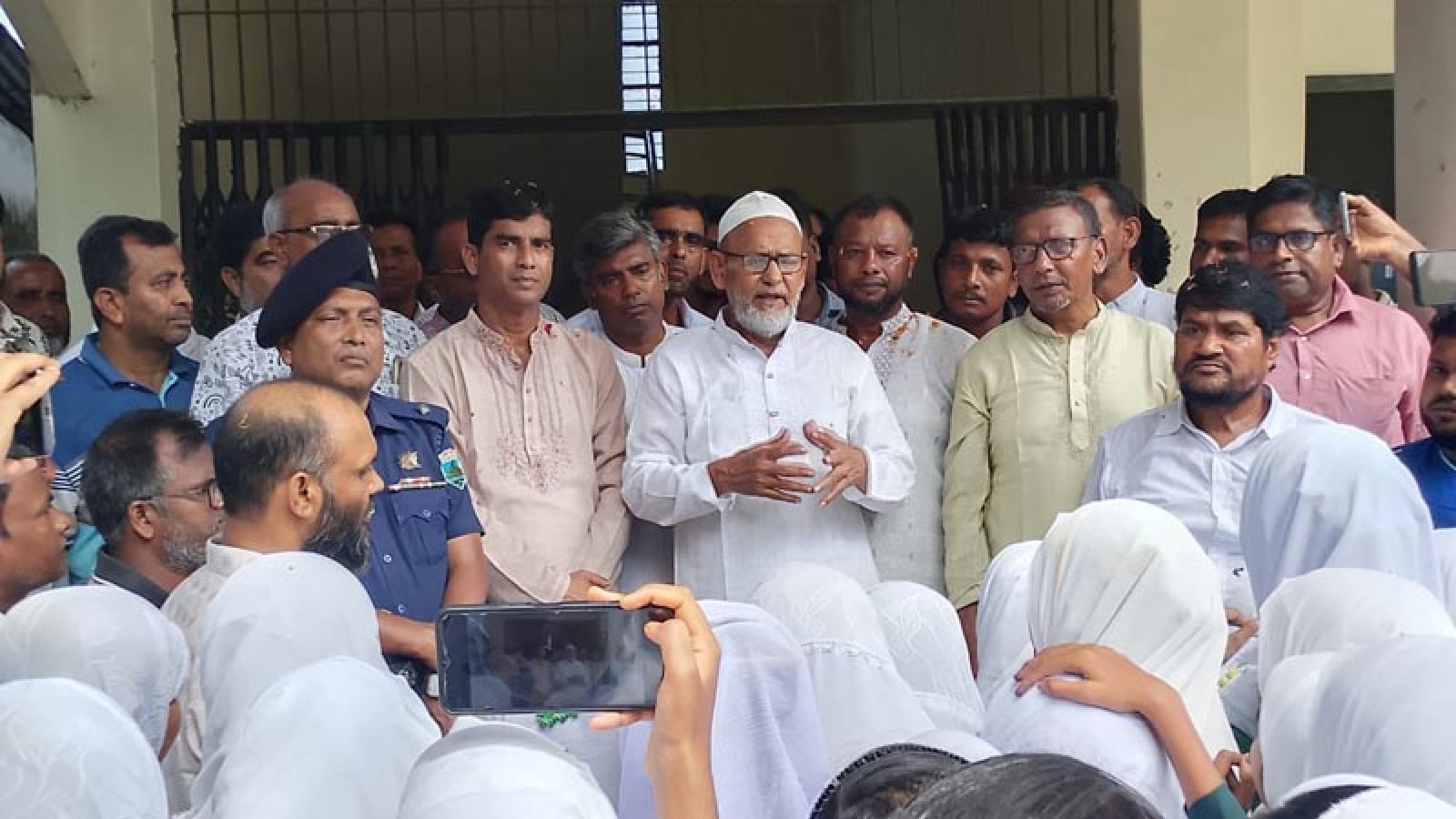 সাপাহারে মধইল বালিকা উচ্চ বিদ্যালয়ে এমপি মোস্তাফিজুর রহমানকে সংবর্ধনা