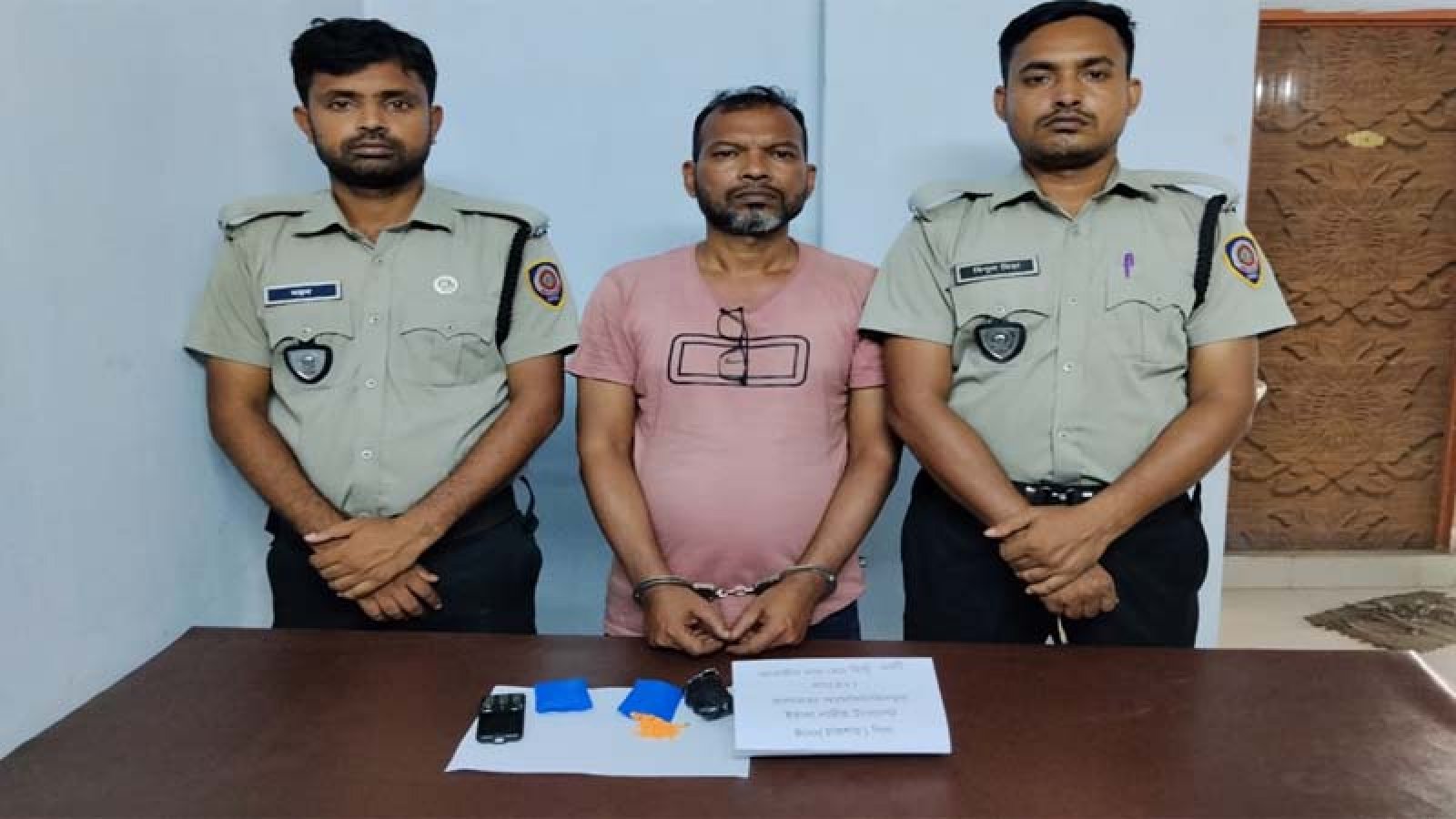 সান্তাহারে যাত্রীর প্যান্টের পকেটে মিলল ৪০০ ইয়াবা, বাসযাত্রী ধরা