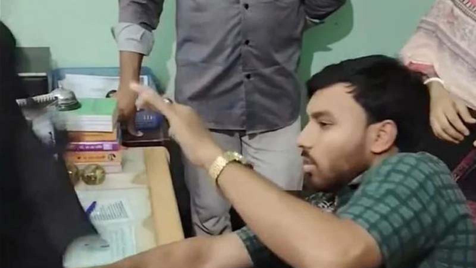 বগুড়ায় এনসিপি নেতাকে জুতাপেটা, দল থেকে অব্যাহতি