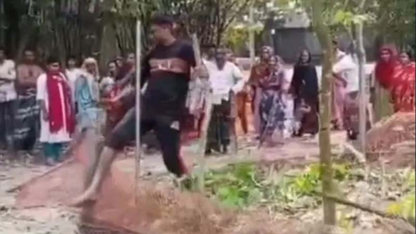 ‘জমি কম দেওয়ায়’ বাবার কবর ভাঙচুর